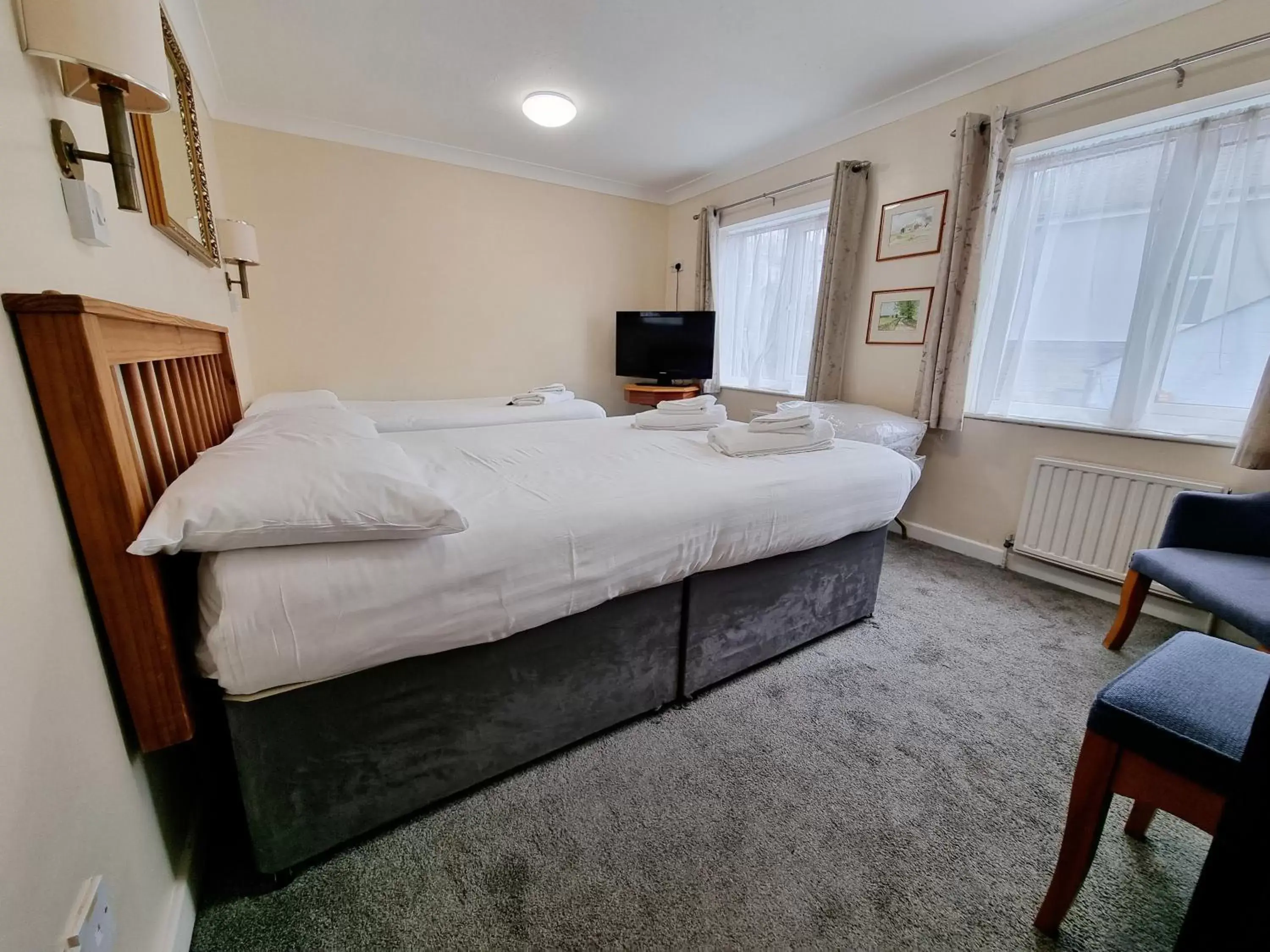 Triple Room with Private External Bathroom - single occupancy in The Sportsmans Inn Limited Triple Room with Private External Bathroom - single occupancy in The Sportsmans Inn Limited