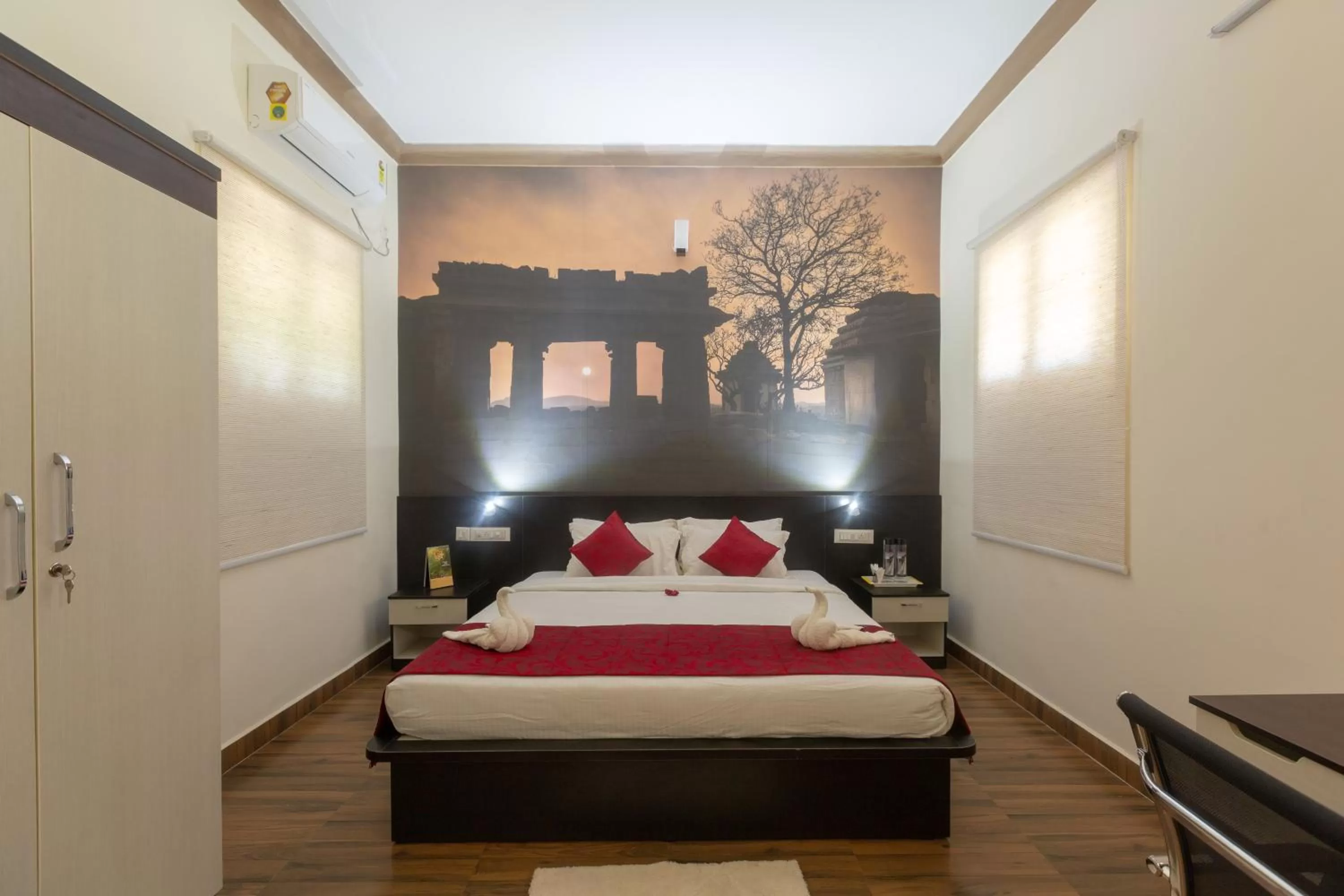 Bed in KSTDC Hotel Mayura Vijayanagara TB Dam