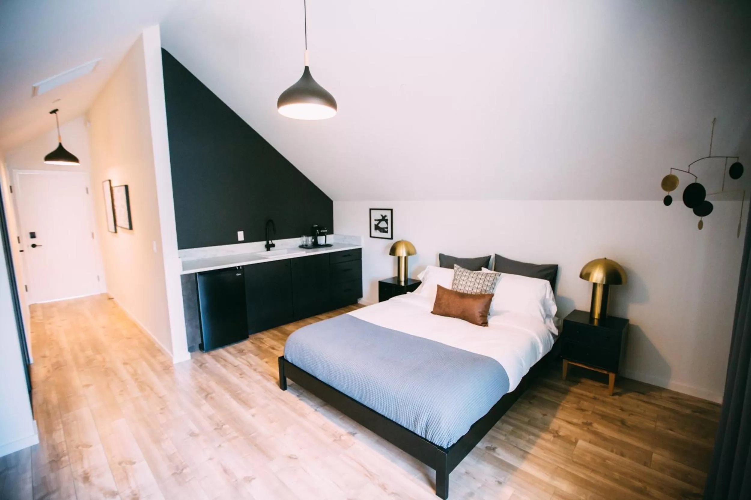 Photo of the whole room, Bed in Noon on Sunset Hill