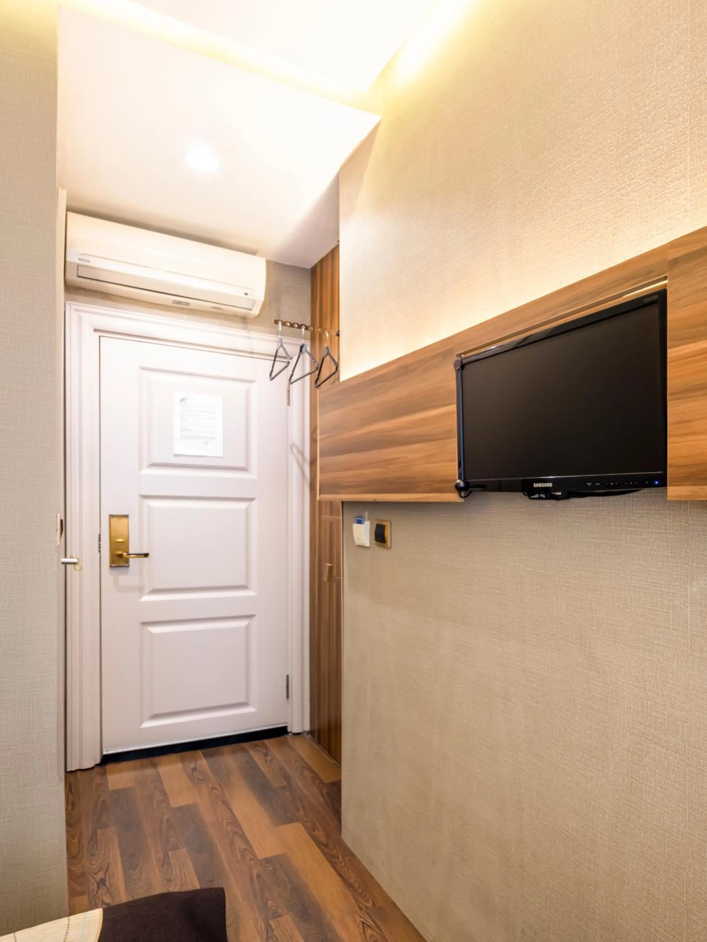 TV and multimedia in Golden Gate Hotel Topkapı