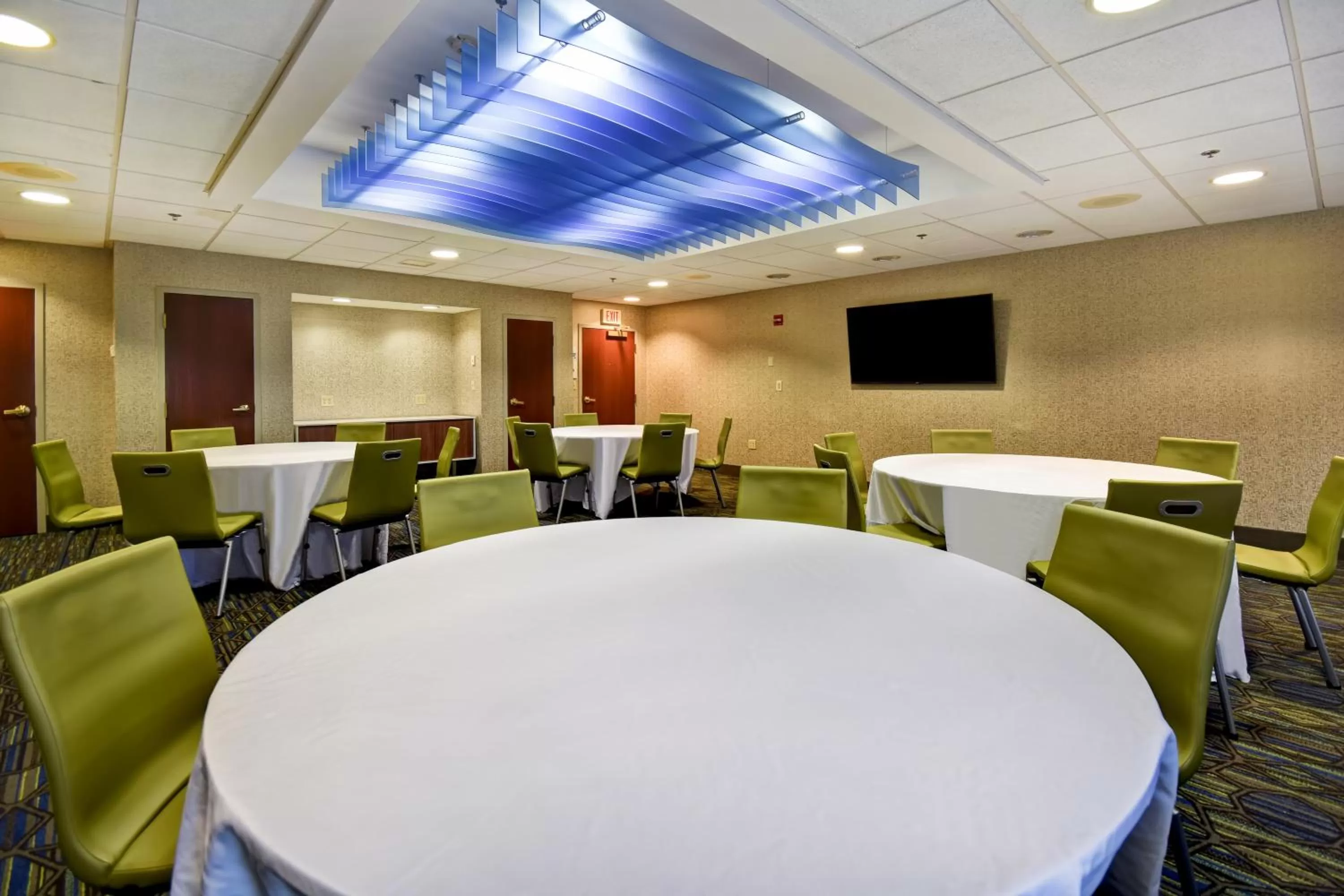 Meeting/conference room in Holiday Inn Express Newport North - Middletown by IHG