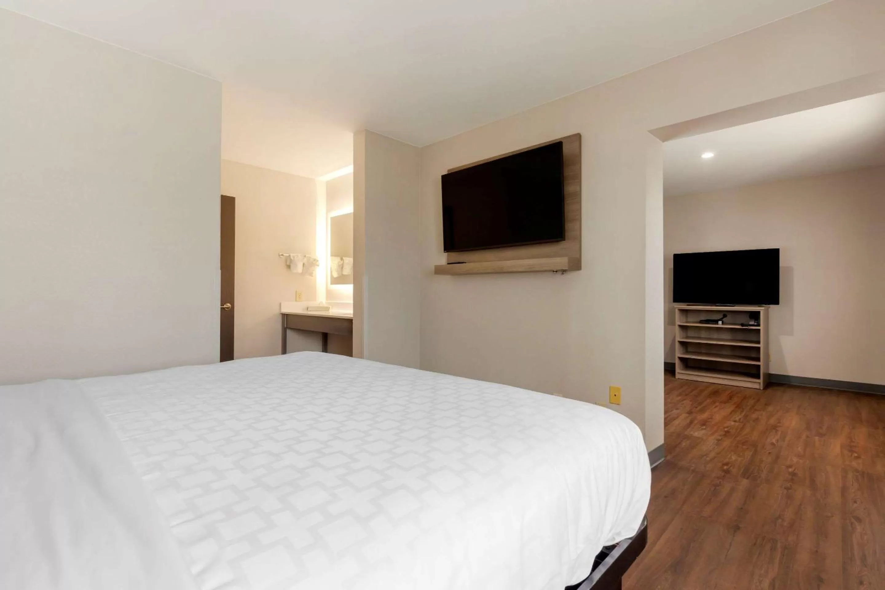 Bedroom in Clarion Pointe Tomah