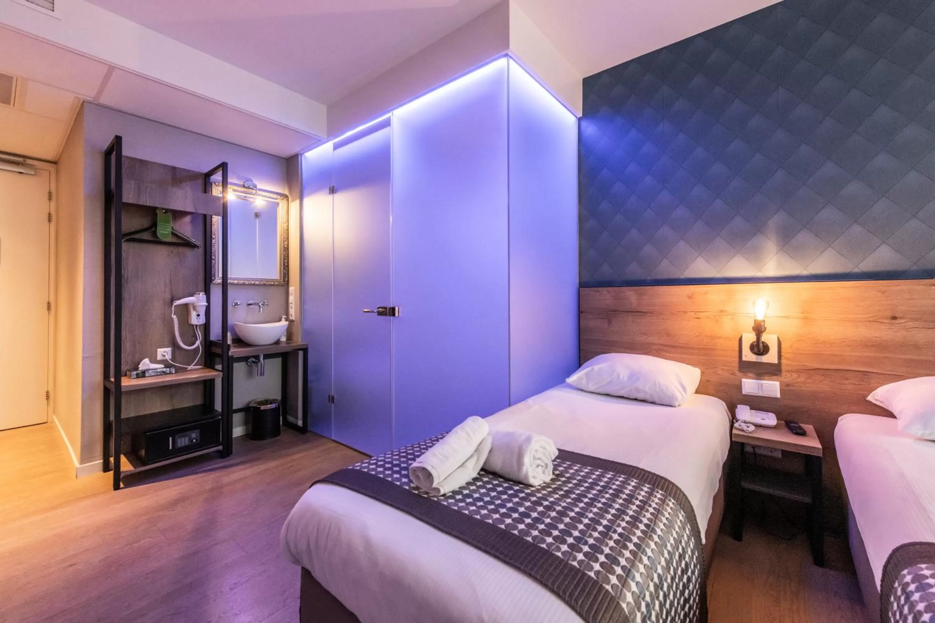 Bathroom, Bed in Melrose Hotel