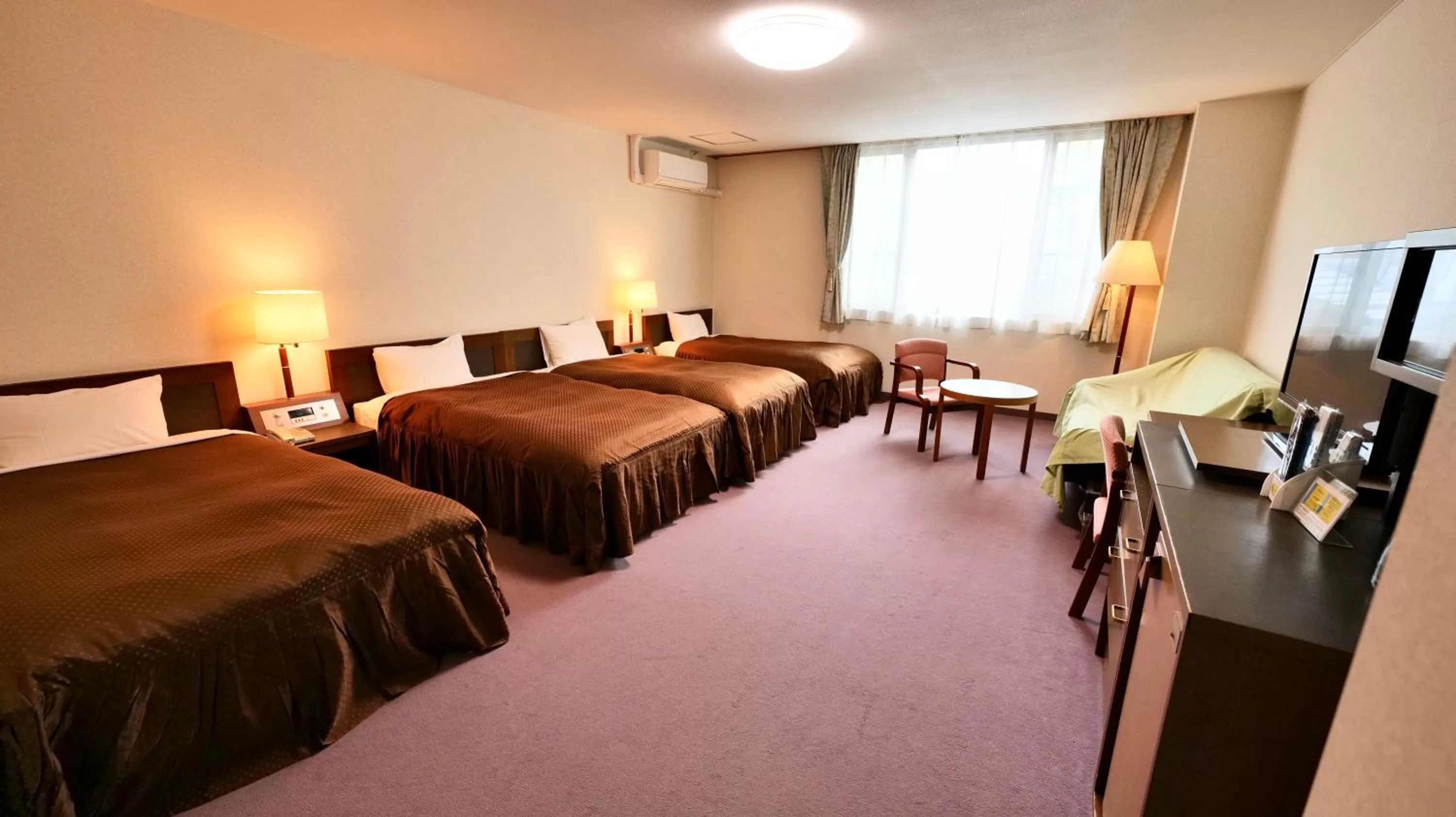 Photo of the whole room, Bed in Hotel Oak Forest