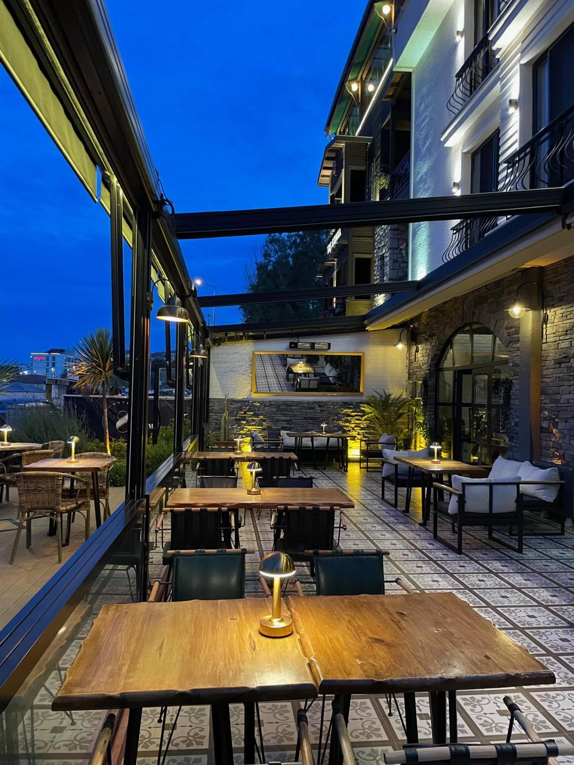 Restaurant/places to eat in 8 Rooms Hotel