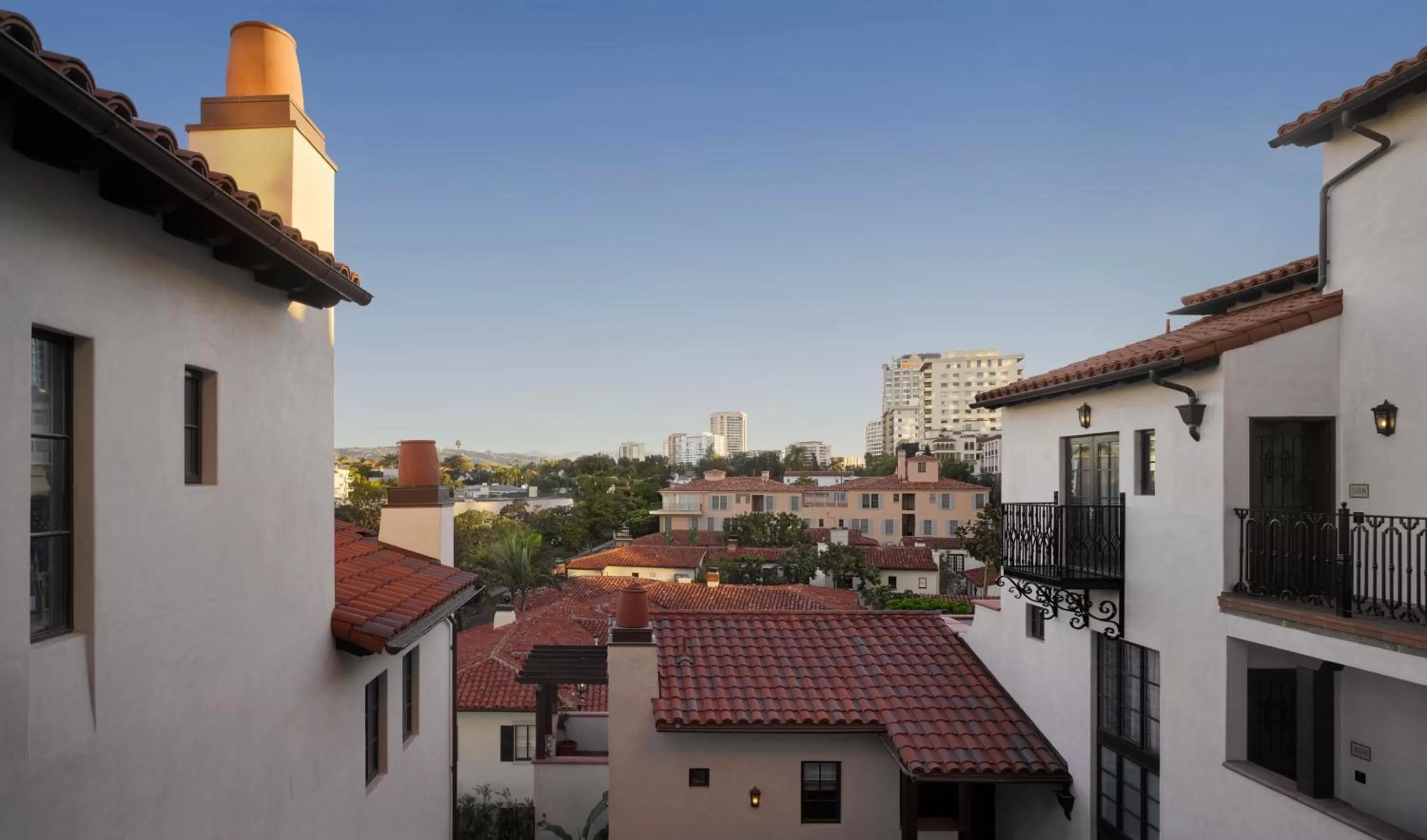 Property building in Plaza la Reina