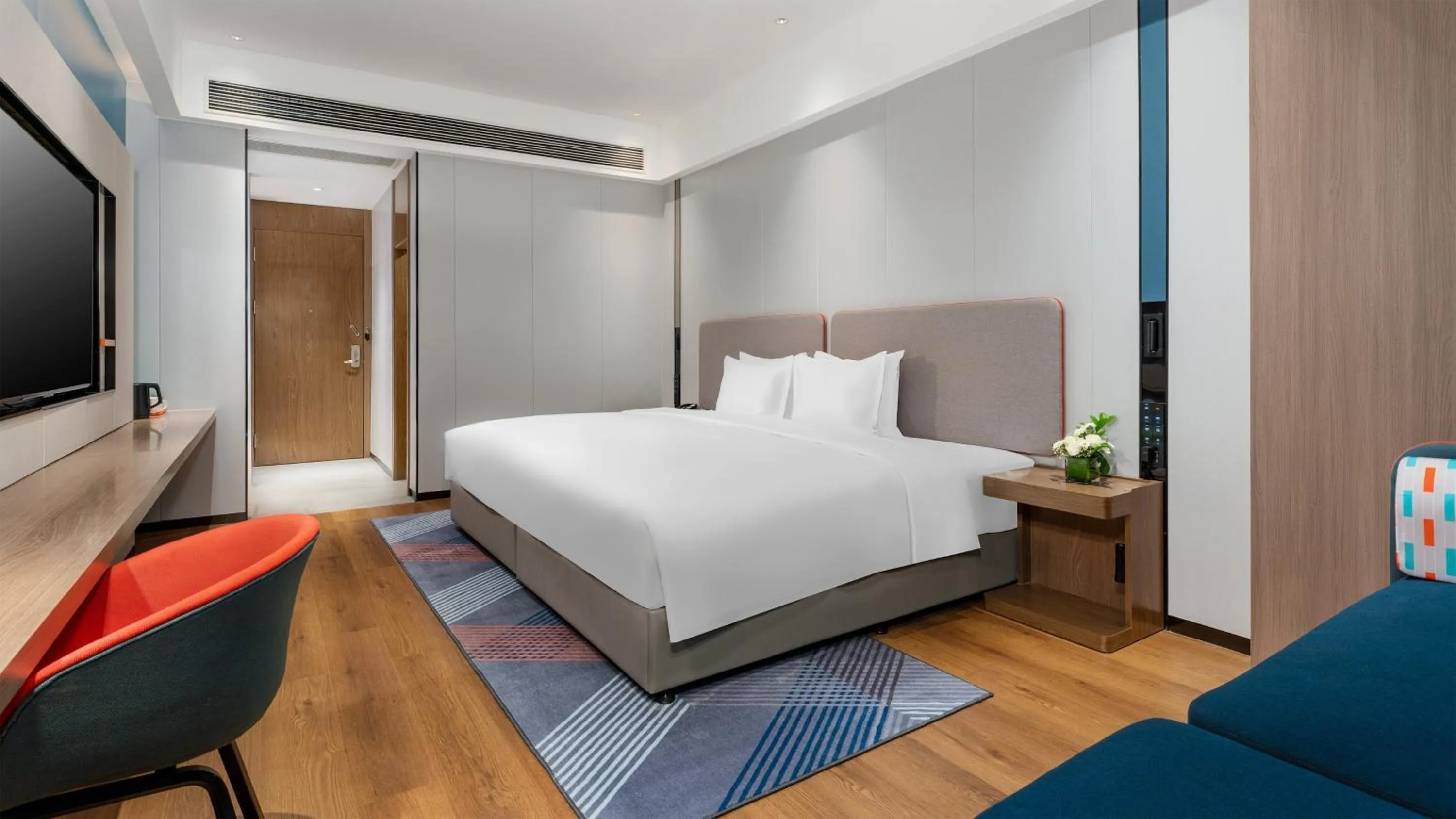 Photo of the whole room, Bed in Holiday Inn Express Nanning Convention&Exhibition