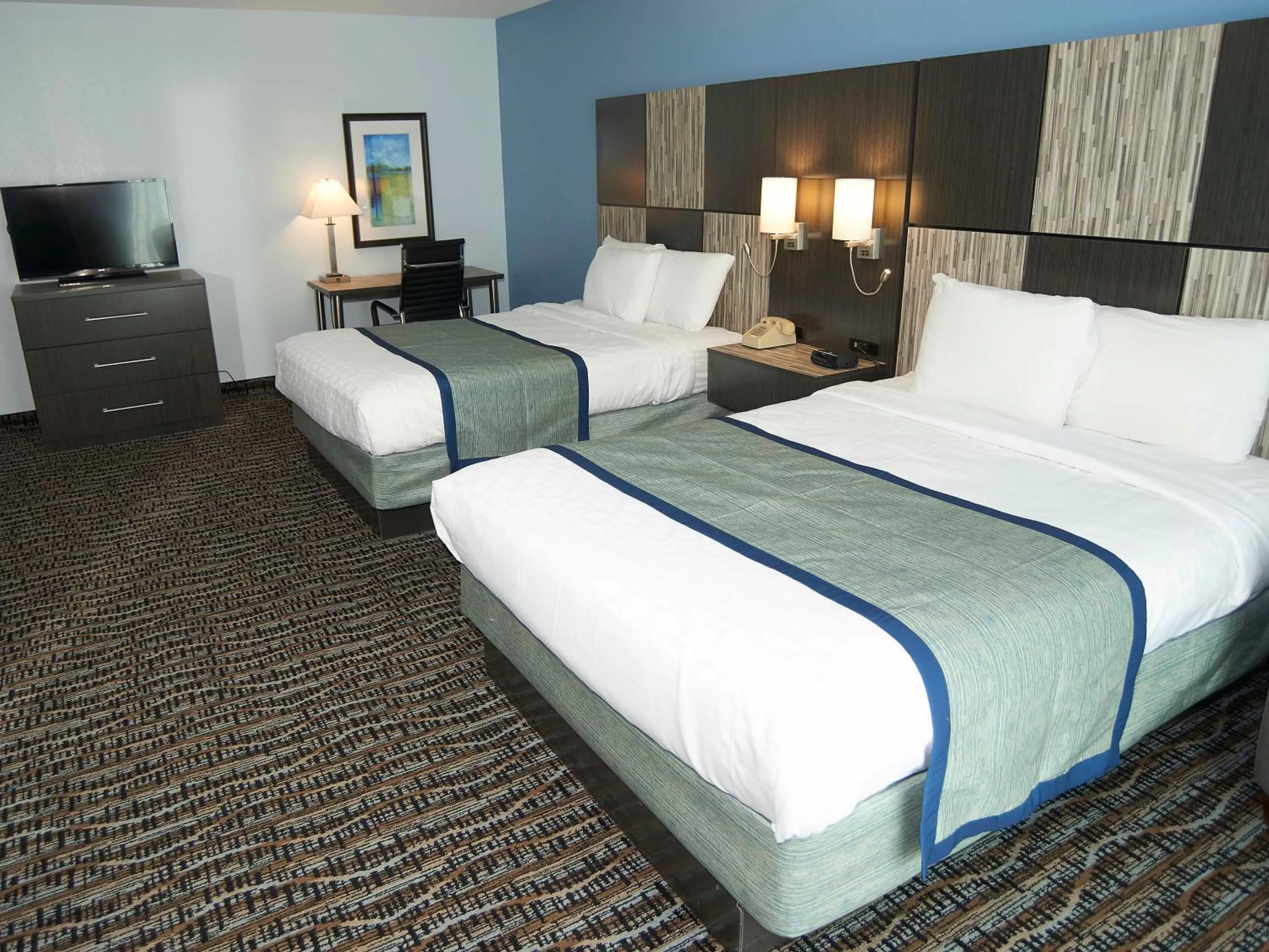 Photo of the whole room, Bed in Sandwich Lodge & Resort