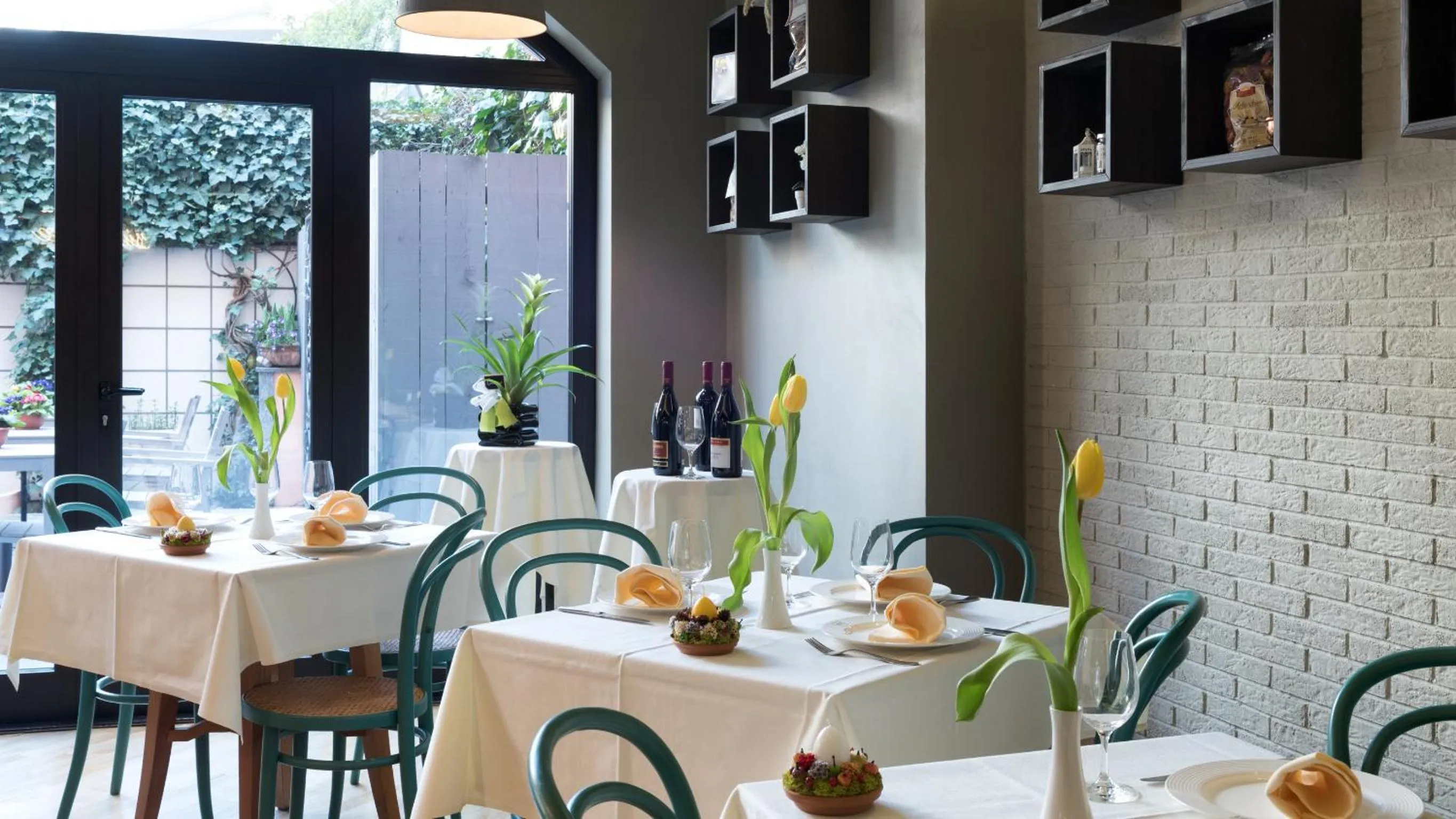 Restaurant/places to eat in Hotel Lombardia