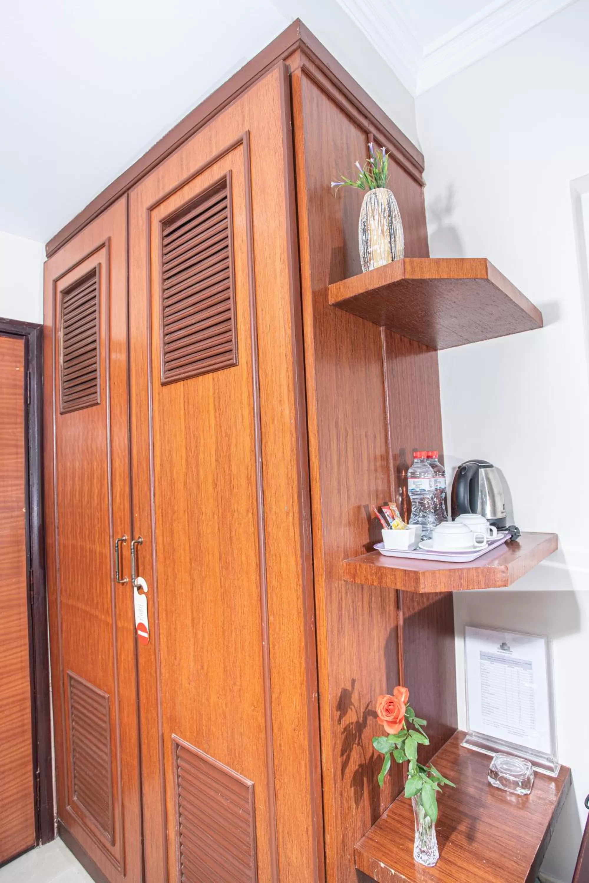 Coffee/tea facilities in Silver Mounts Hotel