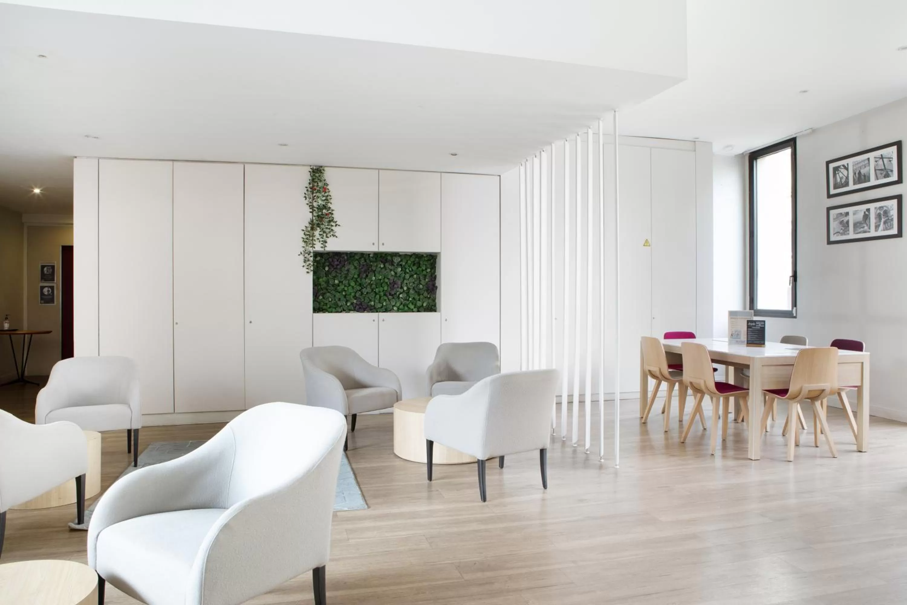 Seating area in Kyriad Paris Est - Bois de Vincennes