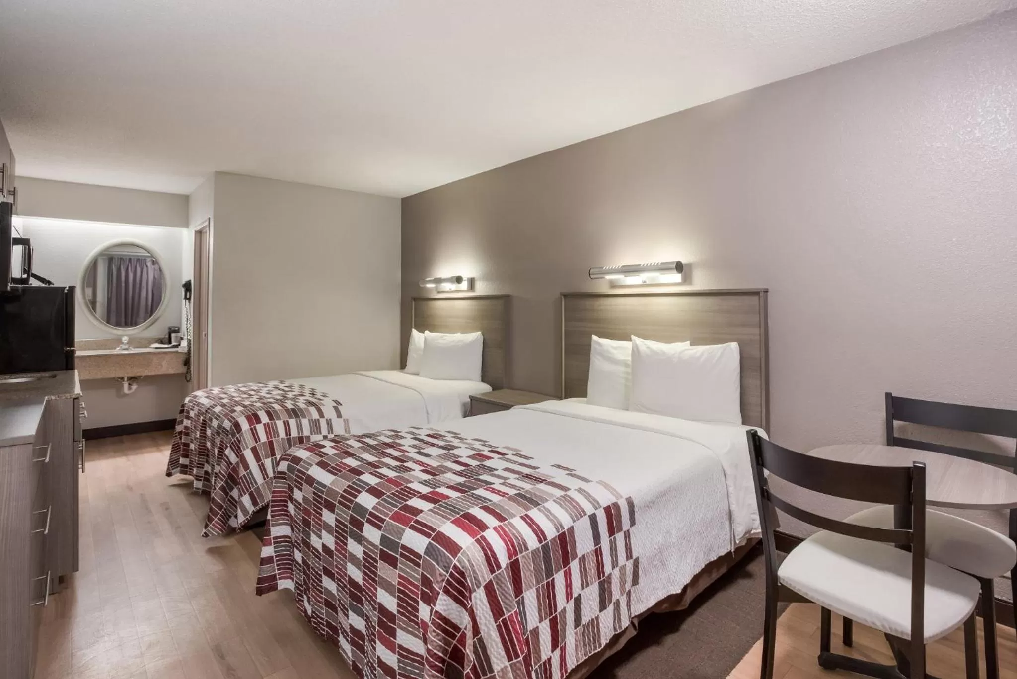 Photo of the whole room, Bed in Red Roof Inn Philadelphia - Trevose