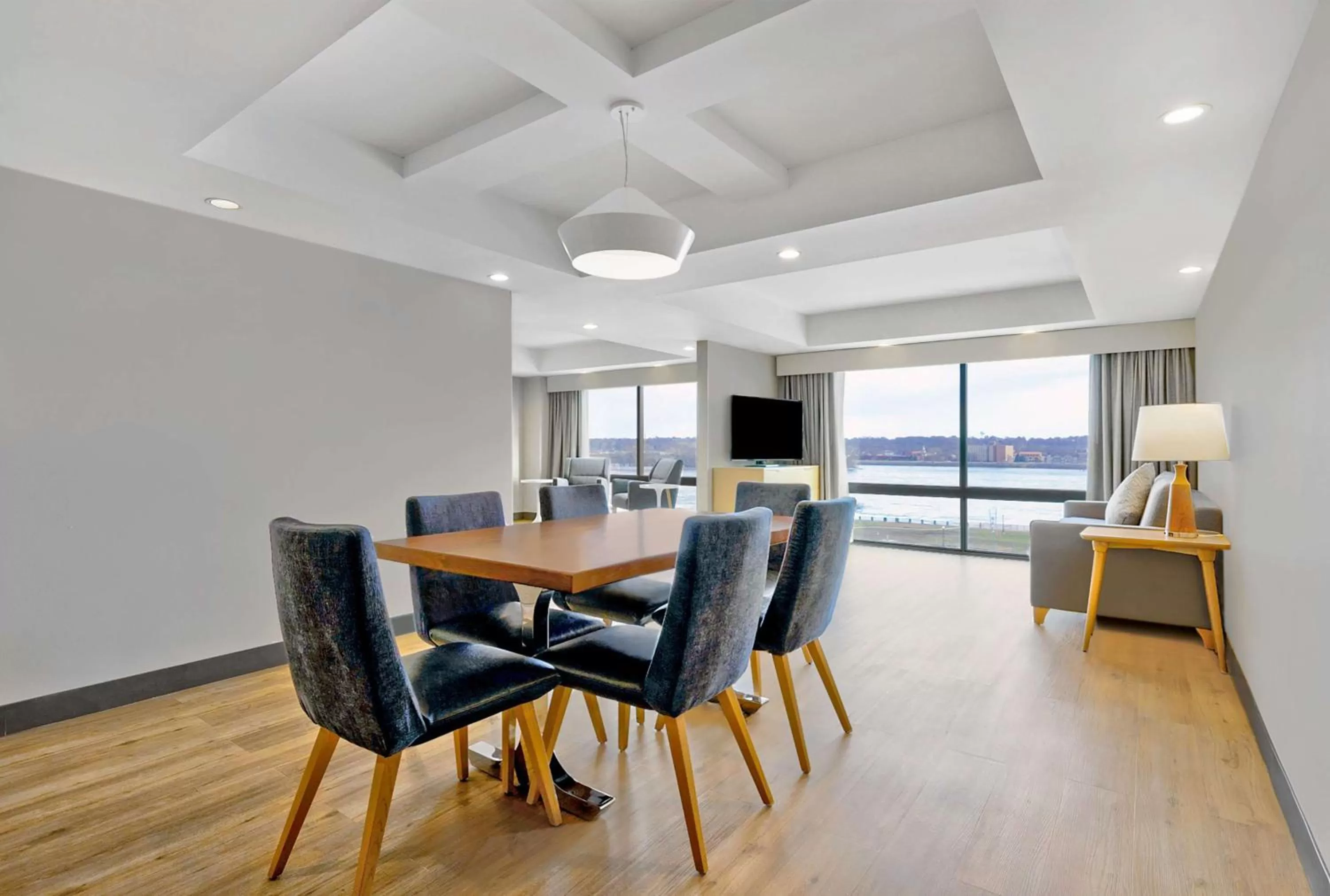 Living room in DoubleTree by Hilton Davenport