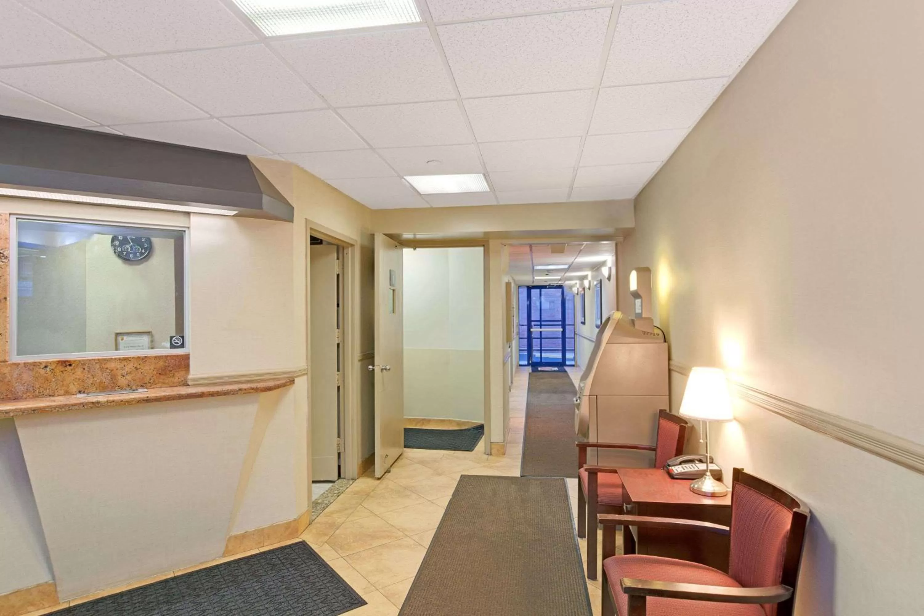 Lobby or reception in Super 8 by Wyndham Long Island City LGA Hotel
