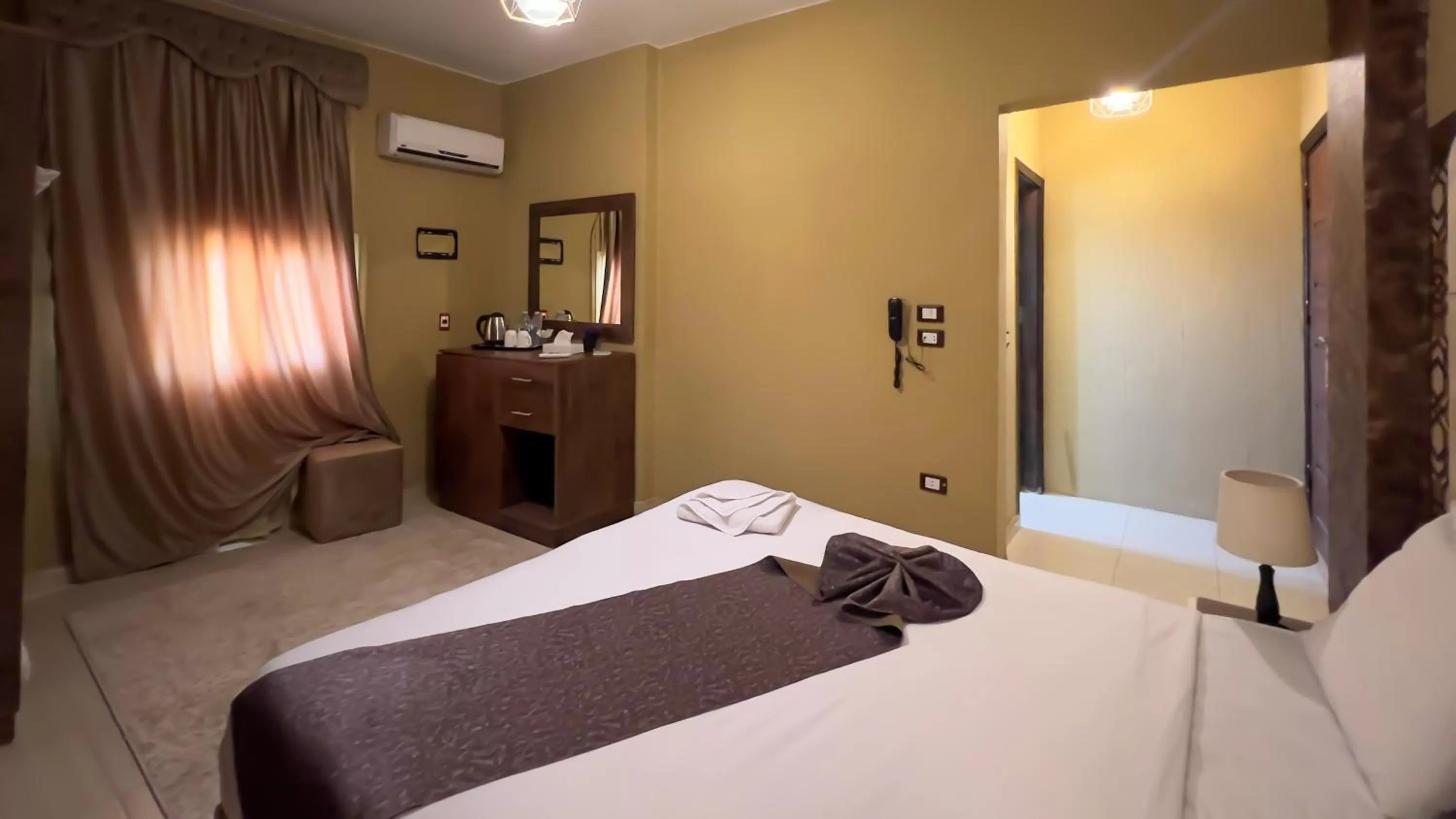 Photo of the whole room, Bed in King Cheops Inn - Pyramid View