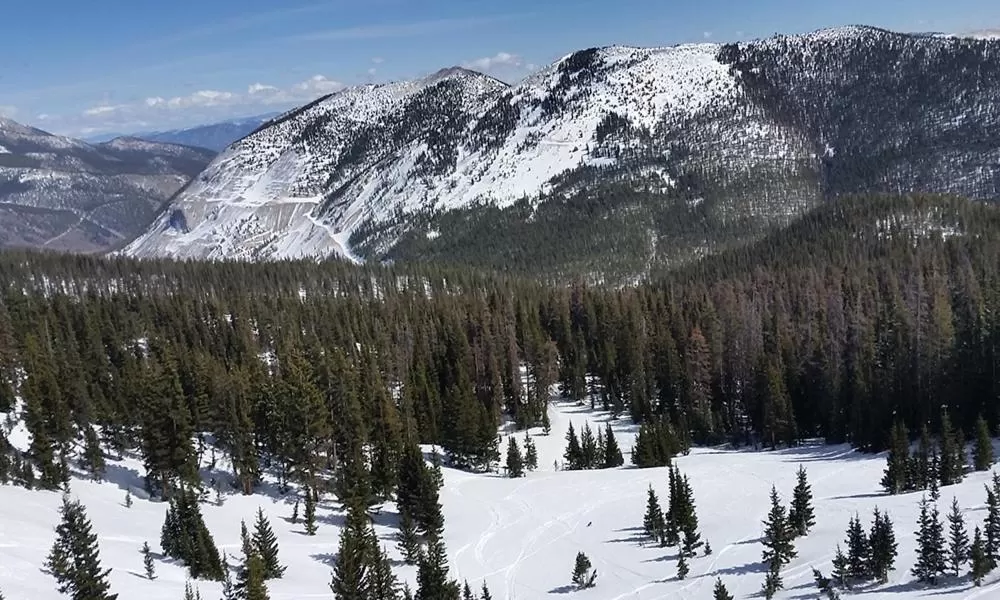 Skiing in Monarch Mountain Lodge