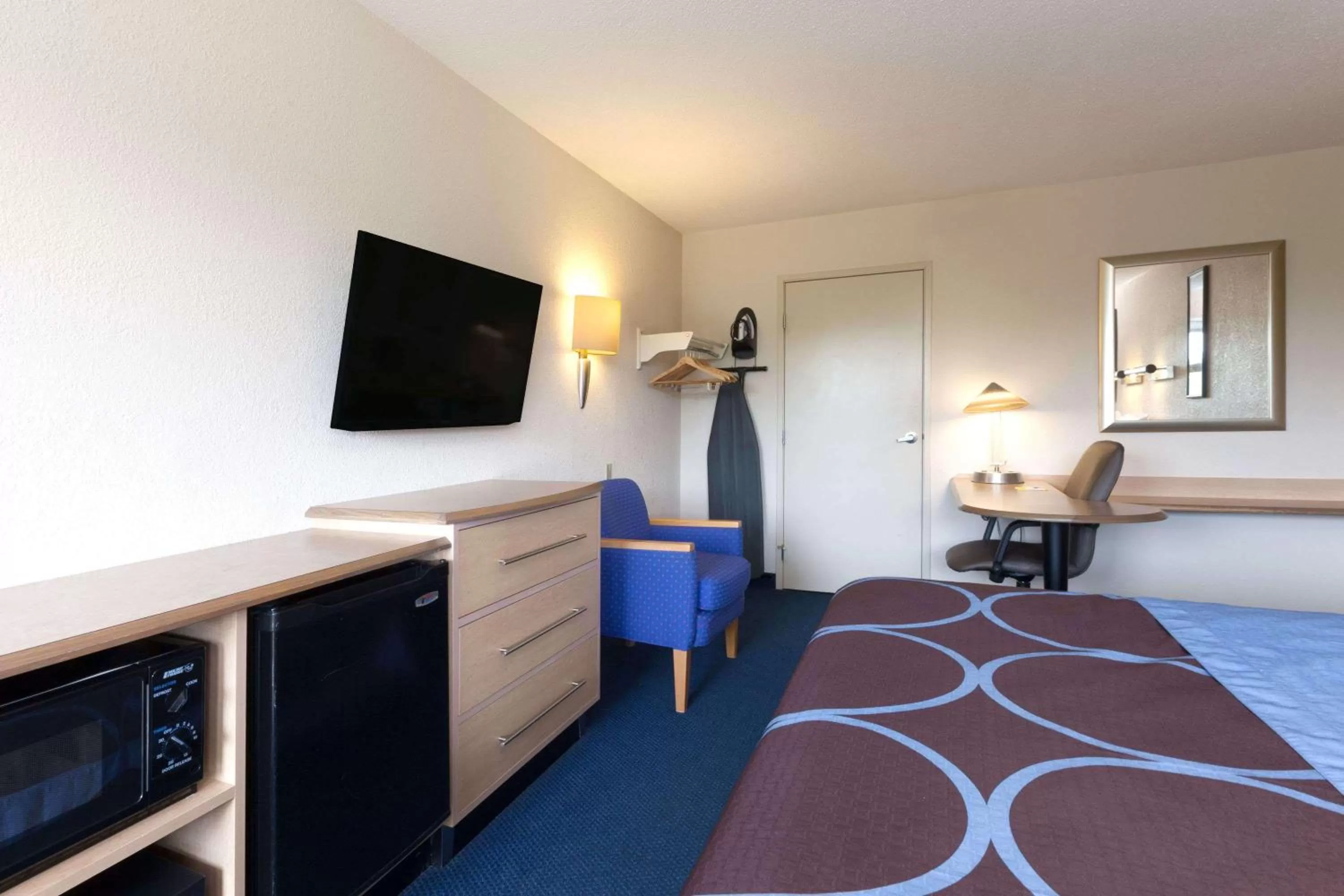 Photo of the whole room, Bed in Days Inn by Wyndham Monmouth Junction-S Brunswick-Princeton