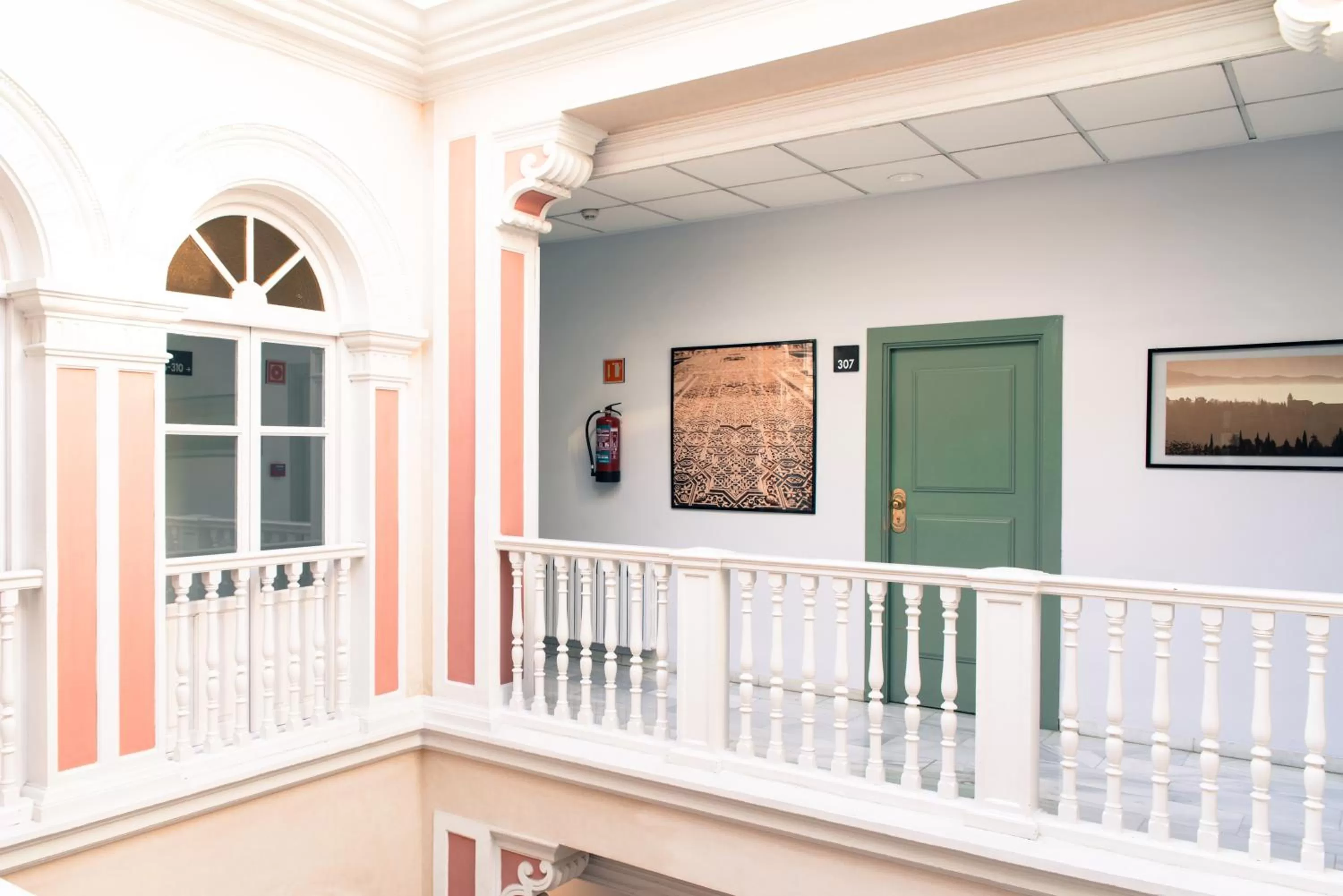 Area and facilities in Hotel Inglaterra