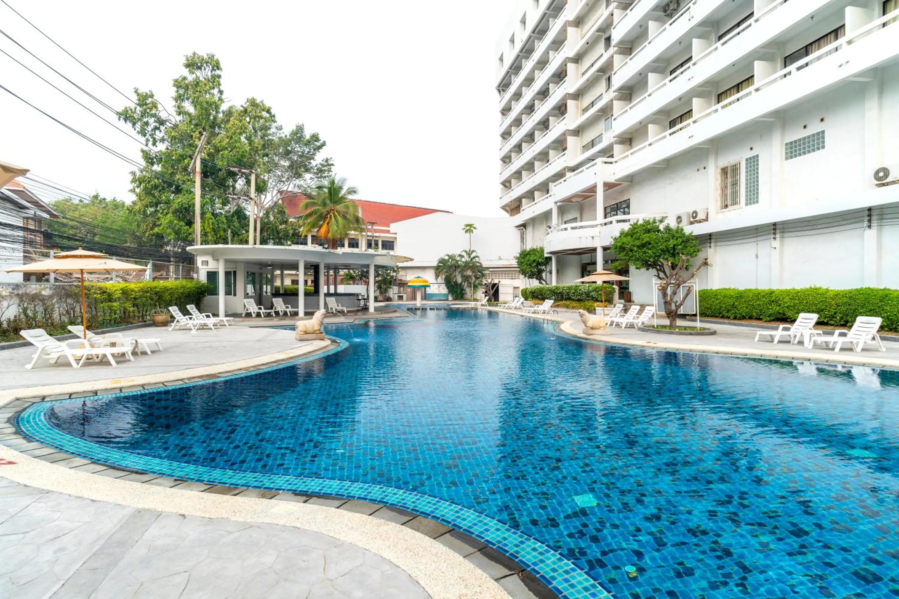 Swimming pool in Welcome Plaza Hotel Pattaya