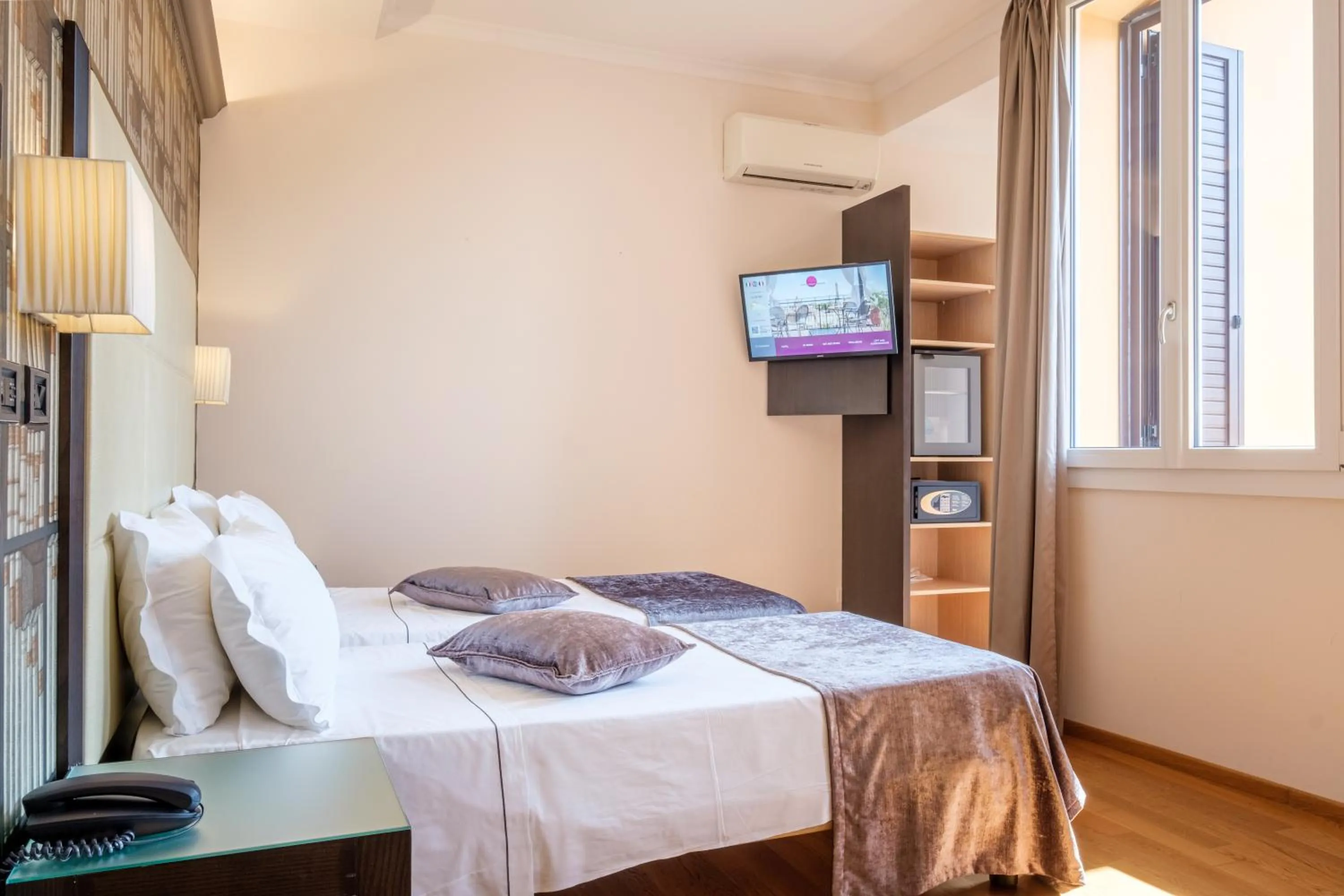 Bedroom, Bed in Hotel Touring