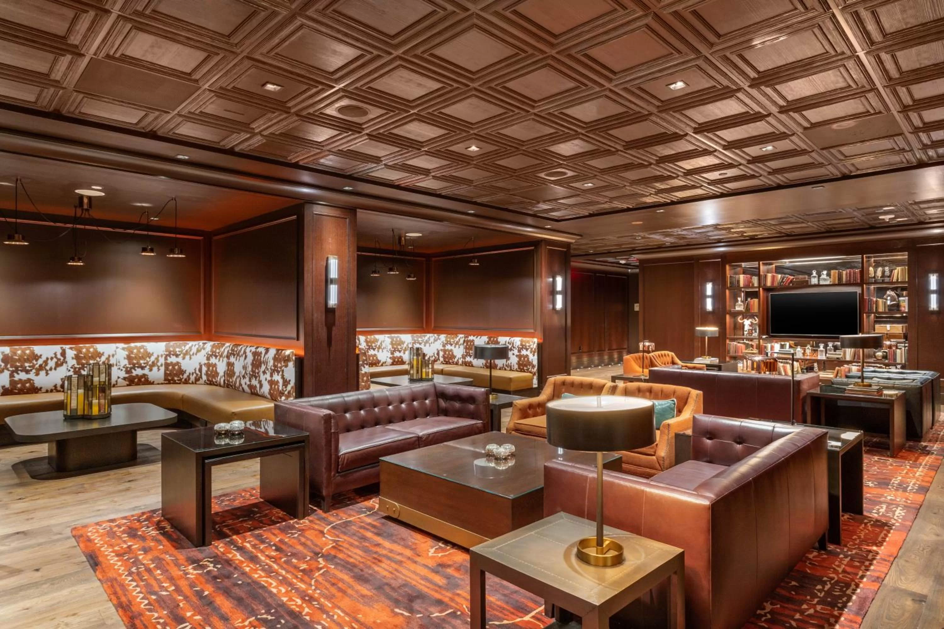 Lounge or bar in Omni Houston Hotel