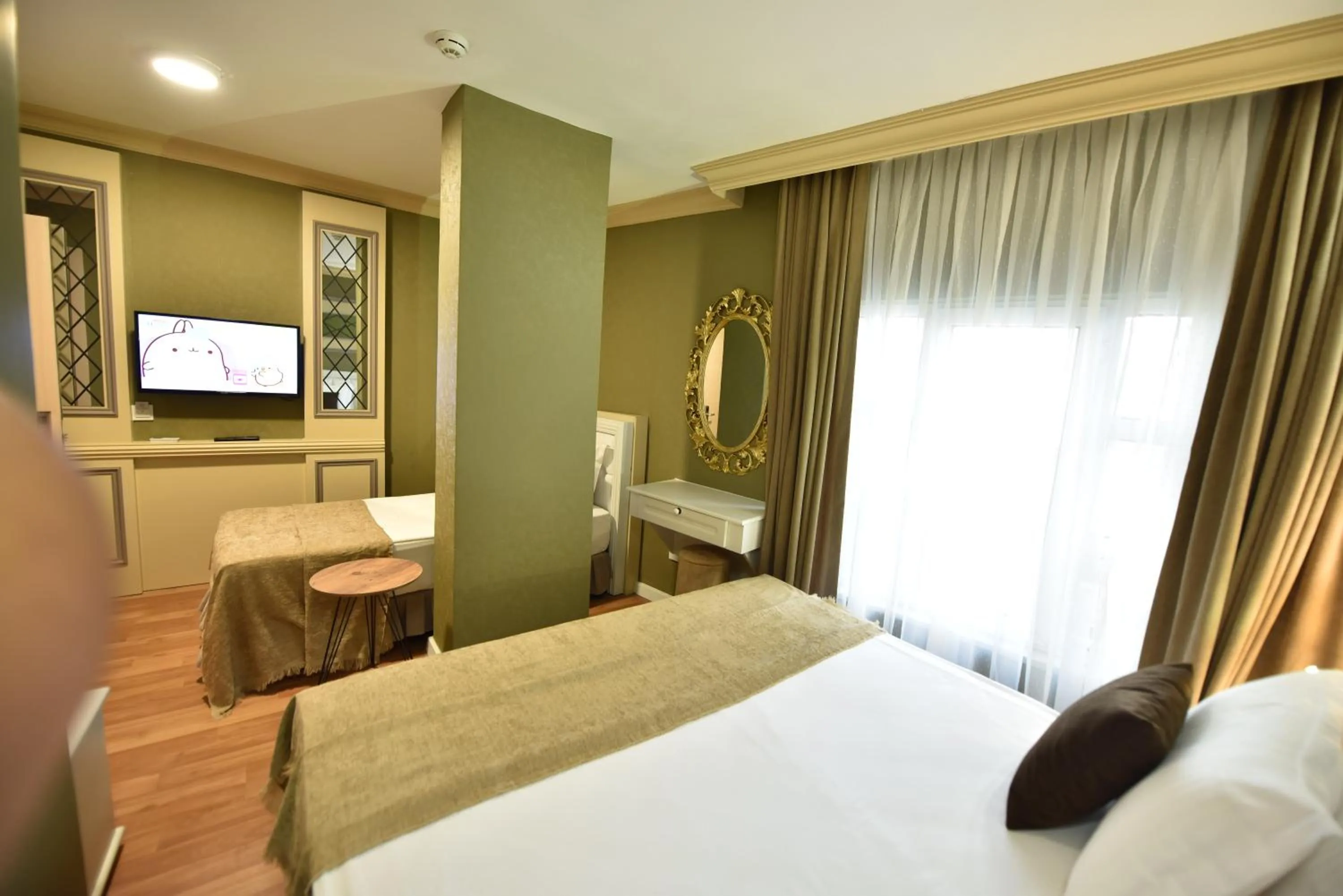 Photo of the whole room, Bed in Sunlight Hotel