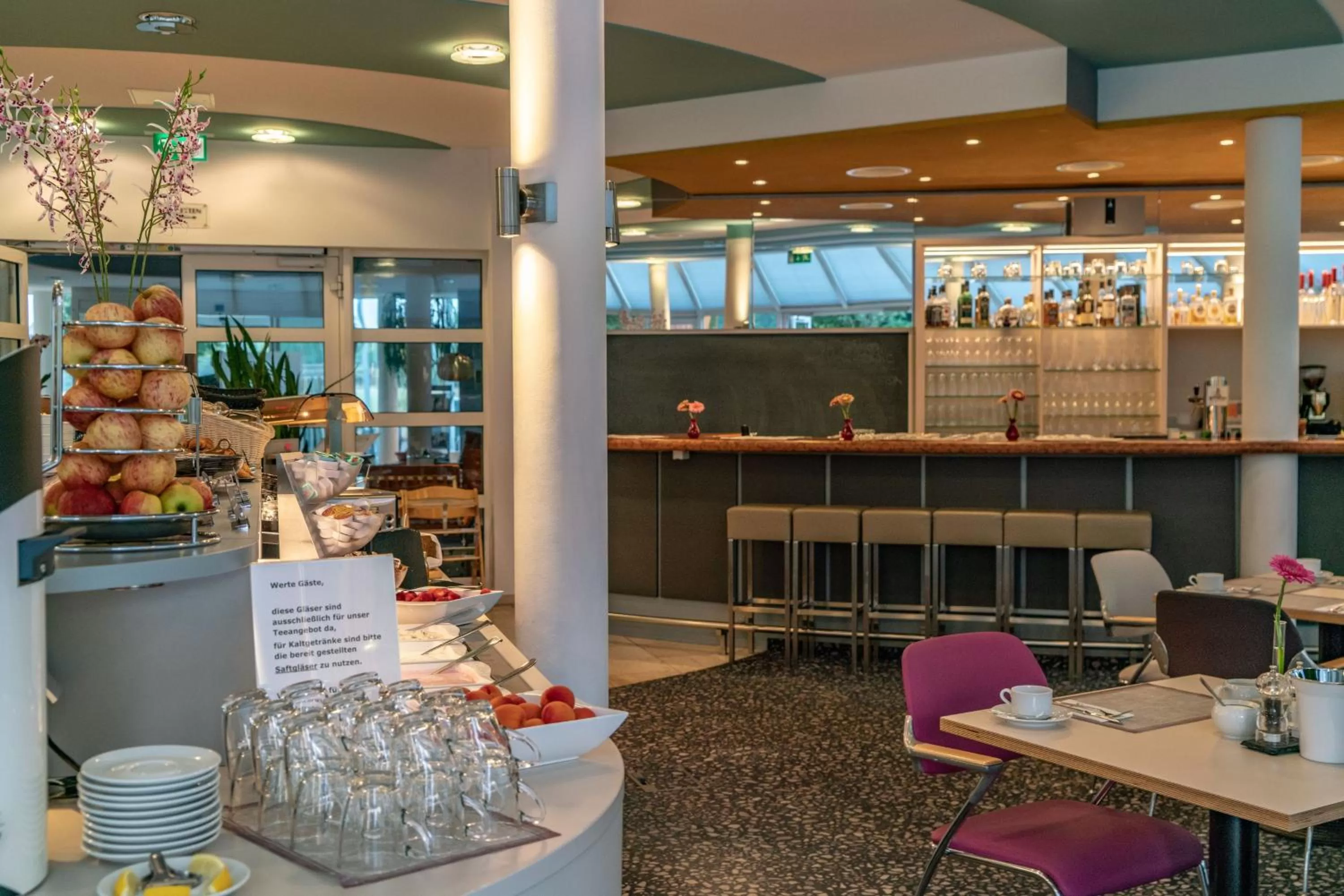 Restaurant/places to eat in Globana Airport Hotel