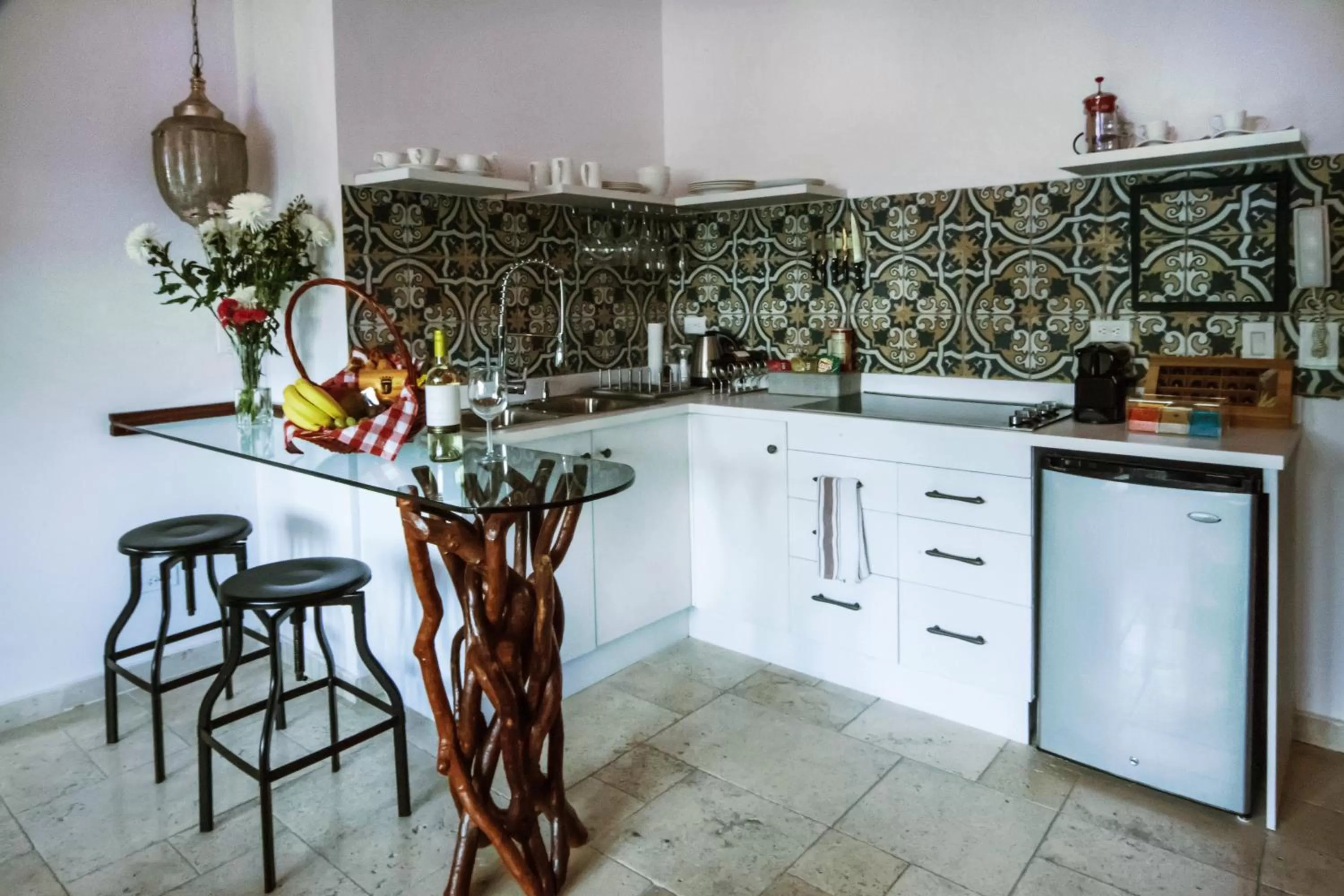 Kitchen or kitchenette in La Isabela Suites