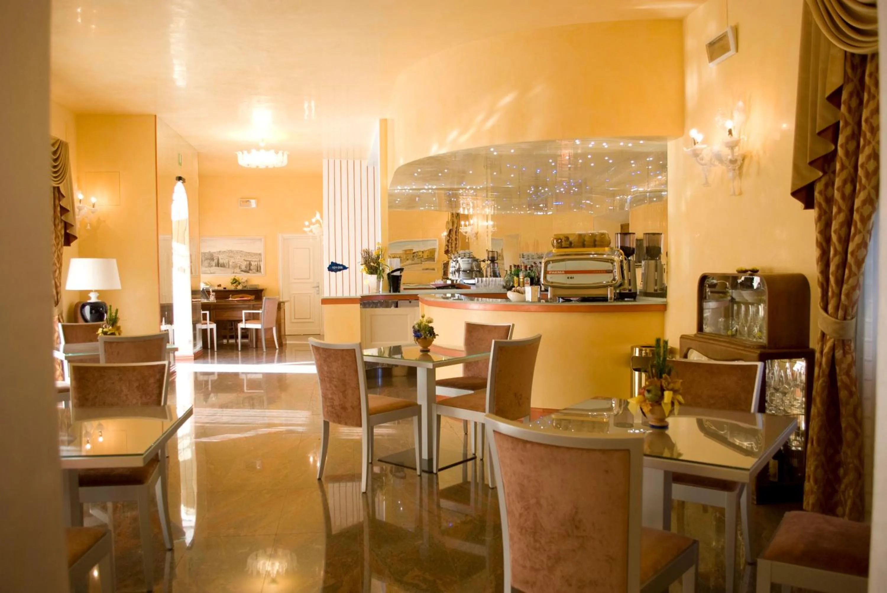 Restaurant/places to eat in Sangallo Hotel