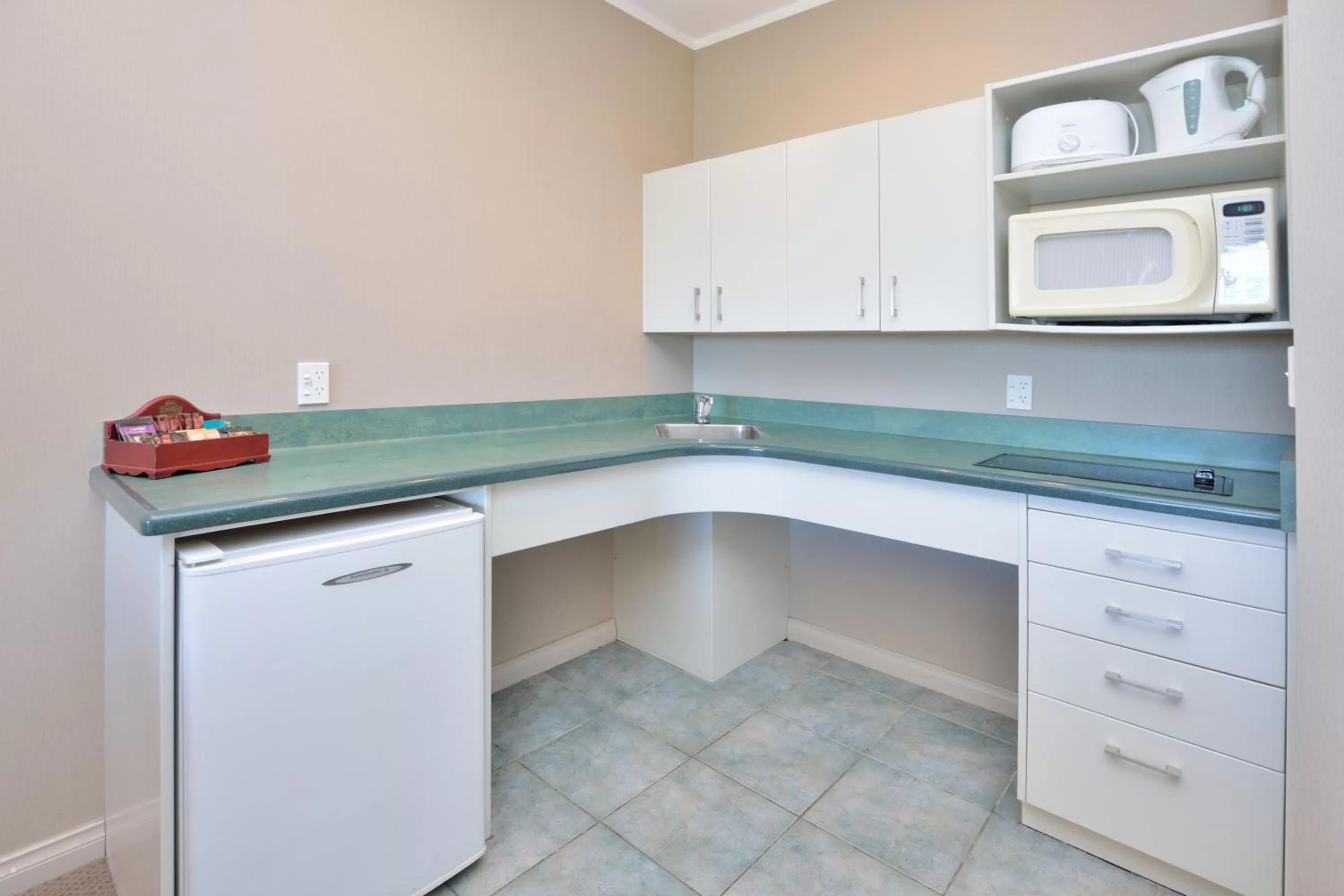 Kitchen or kitchenette in Shoreline Motel