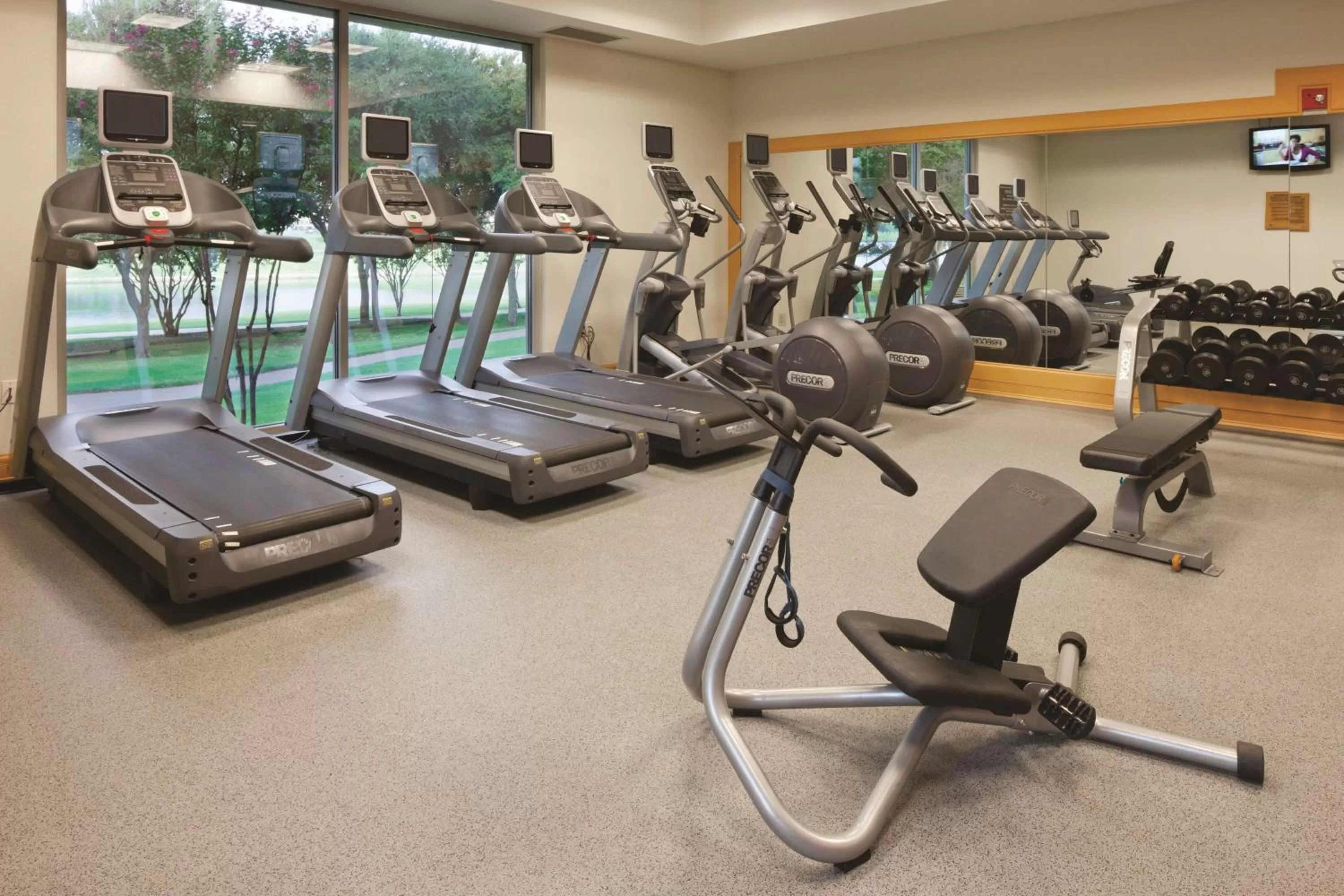 Fitness centre/facilities in DoubleTree by Hilton Dallas-Farmers Branch