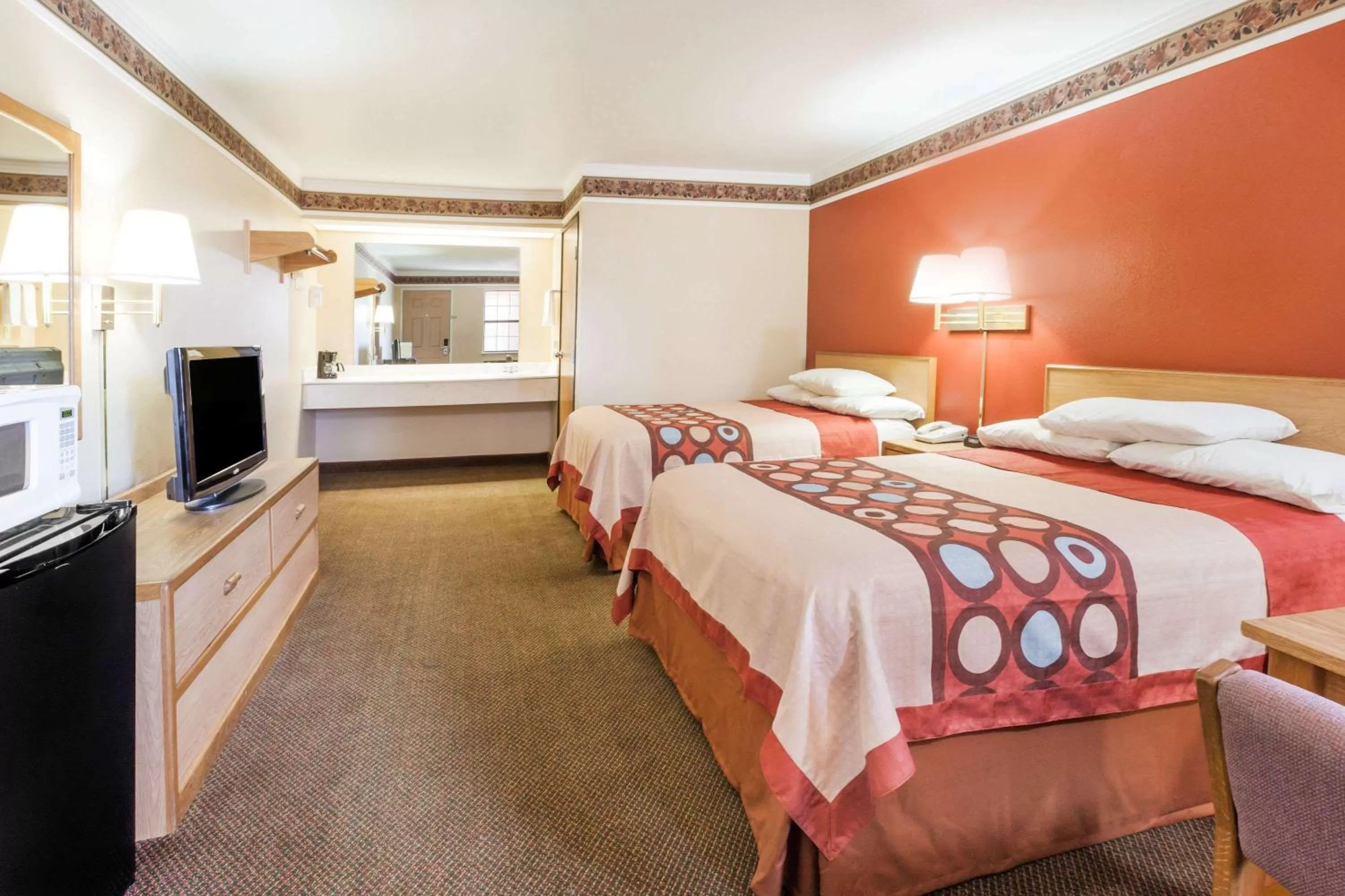 Photo of the whole room, Bed in Super 8 by Wyndham Mount Vernon