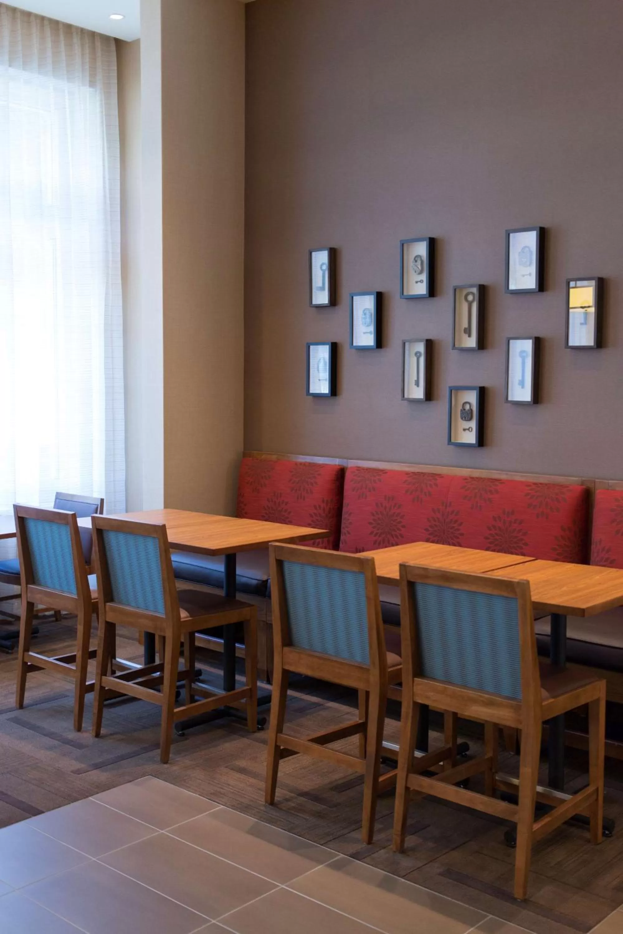 Communal lounge/ TV room in Hyatt Place Charleston - Historic District