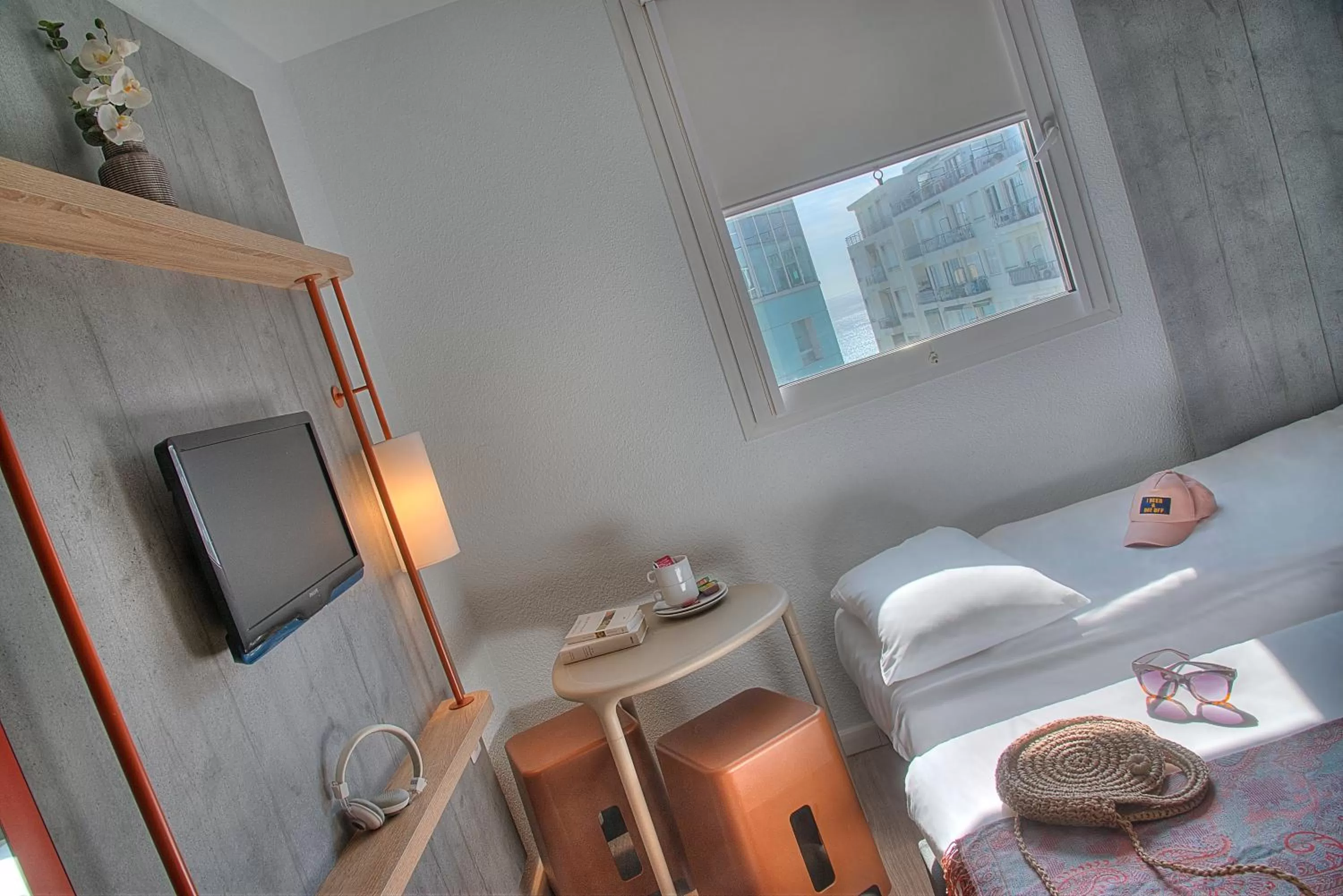 Photo of the whole room in ibis budget Nice Californie Lenval