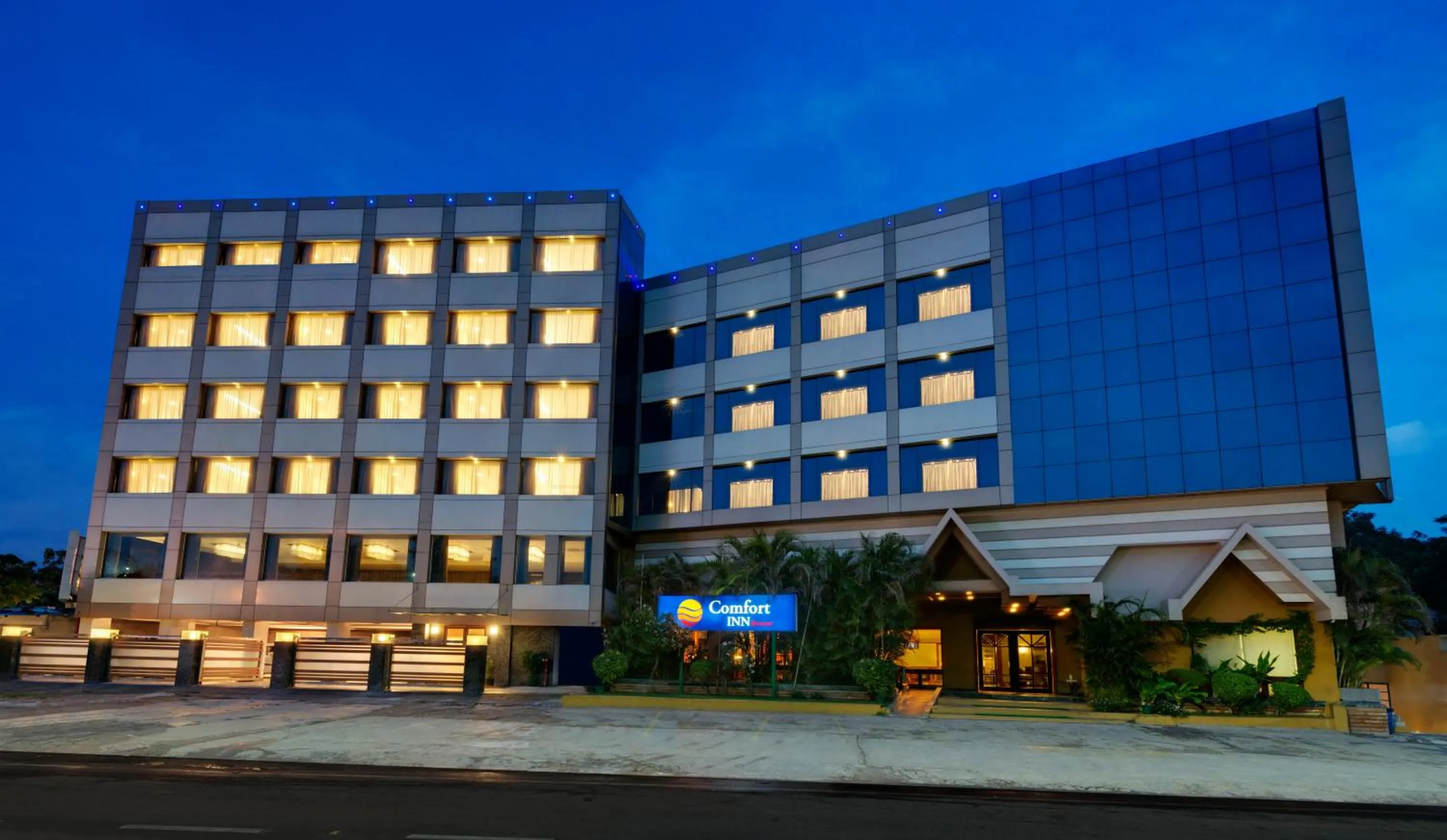 Property building in Comfort Inn Sunset