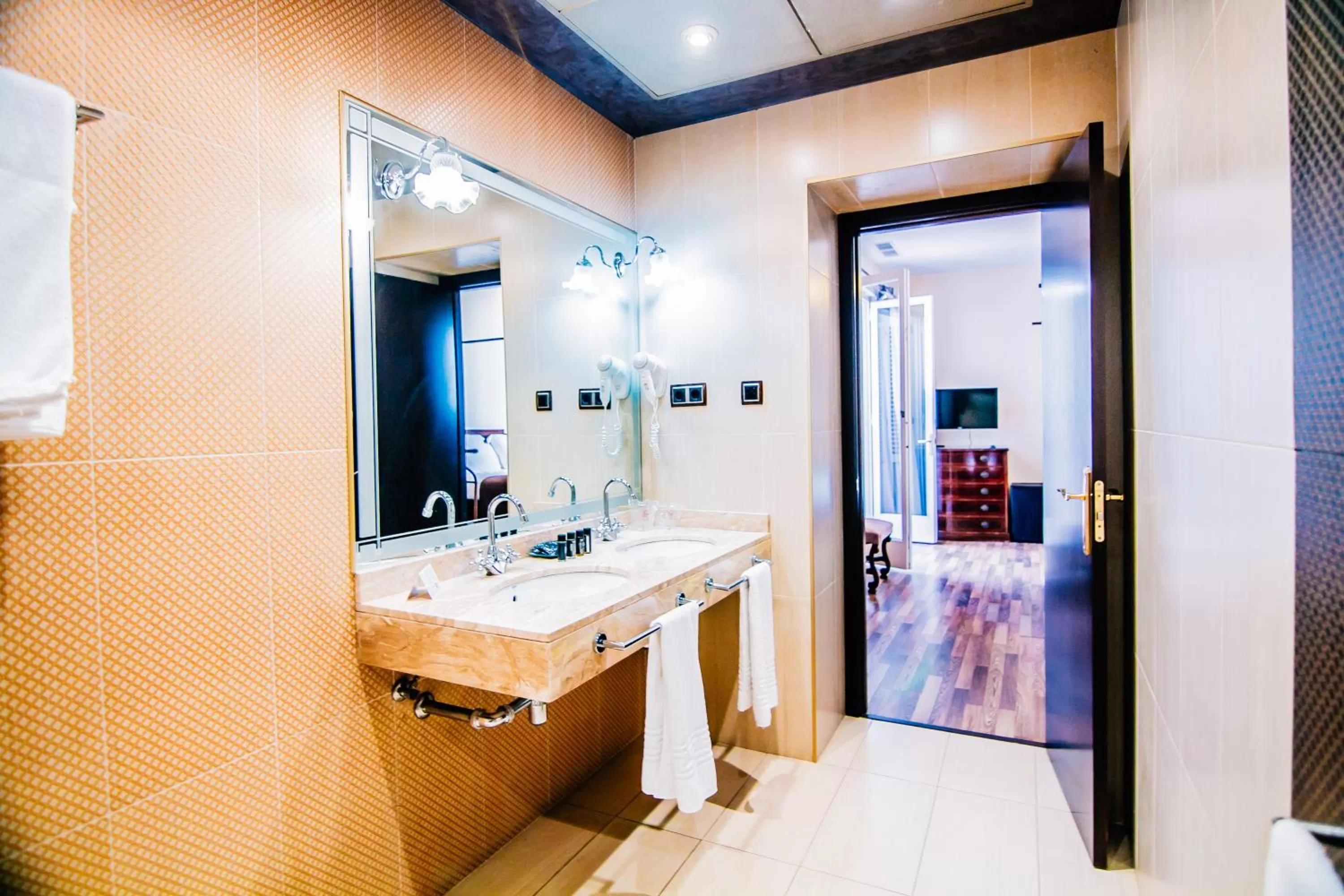 Bathroom in Hotel Roger de Flor by Seleqtta