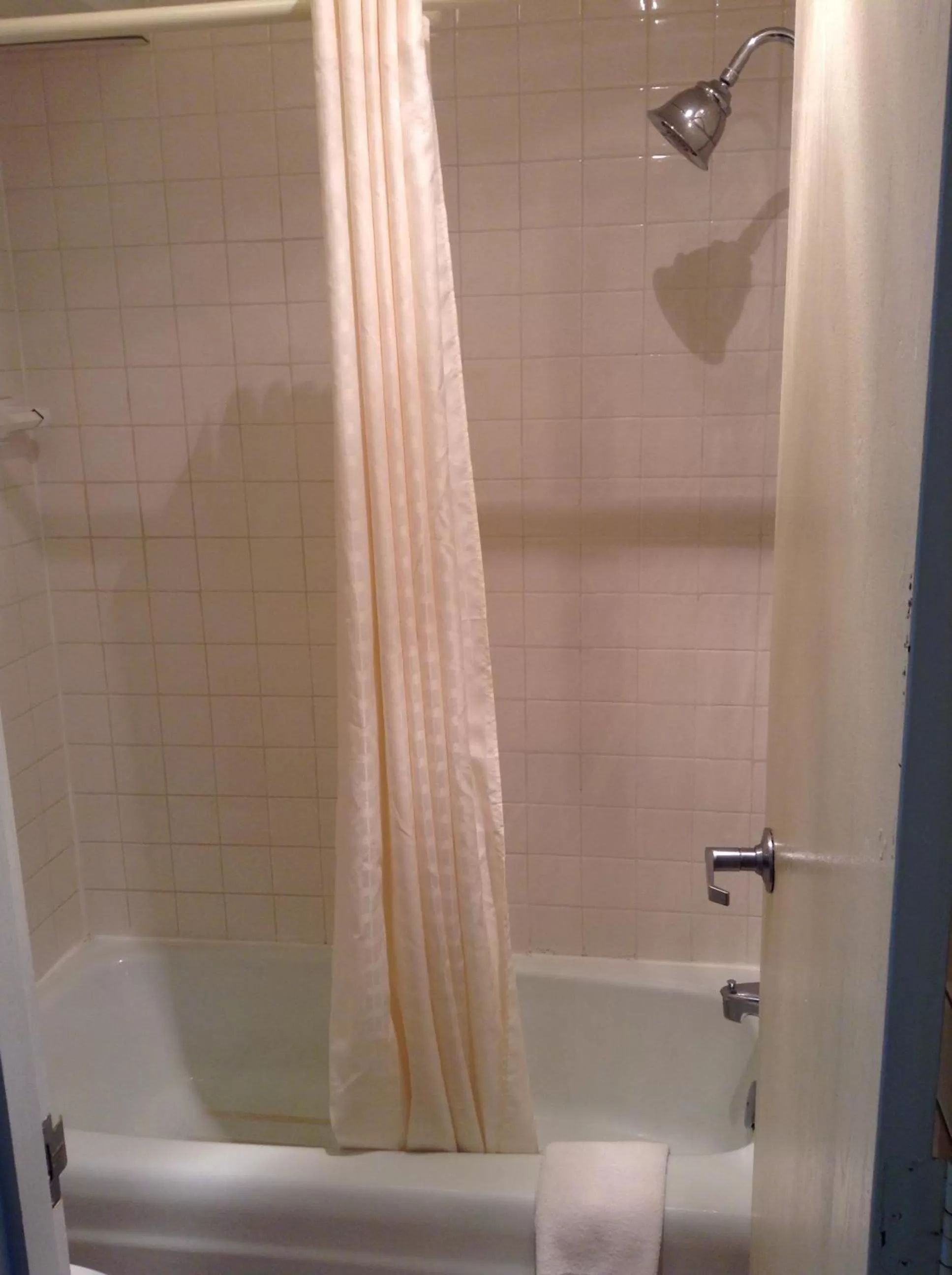 Bathroom in Knights Inn Peru