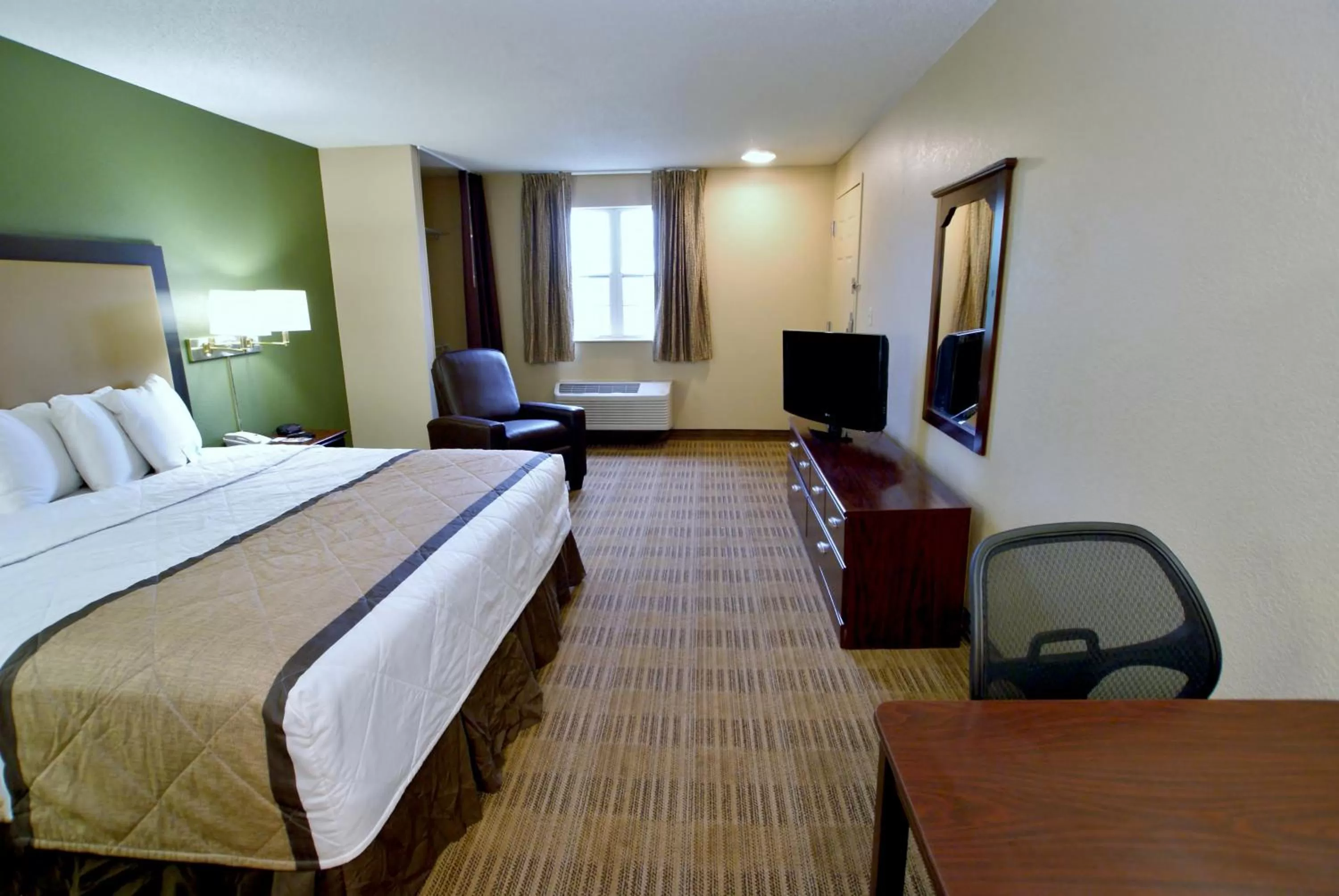 Bed in Extended Stay America Select Suites - Jackson - North
