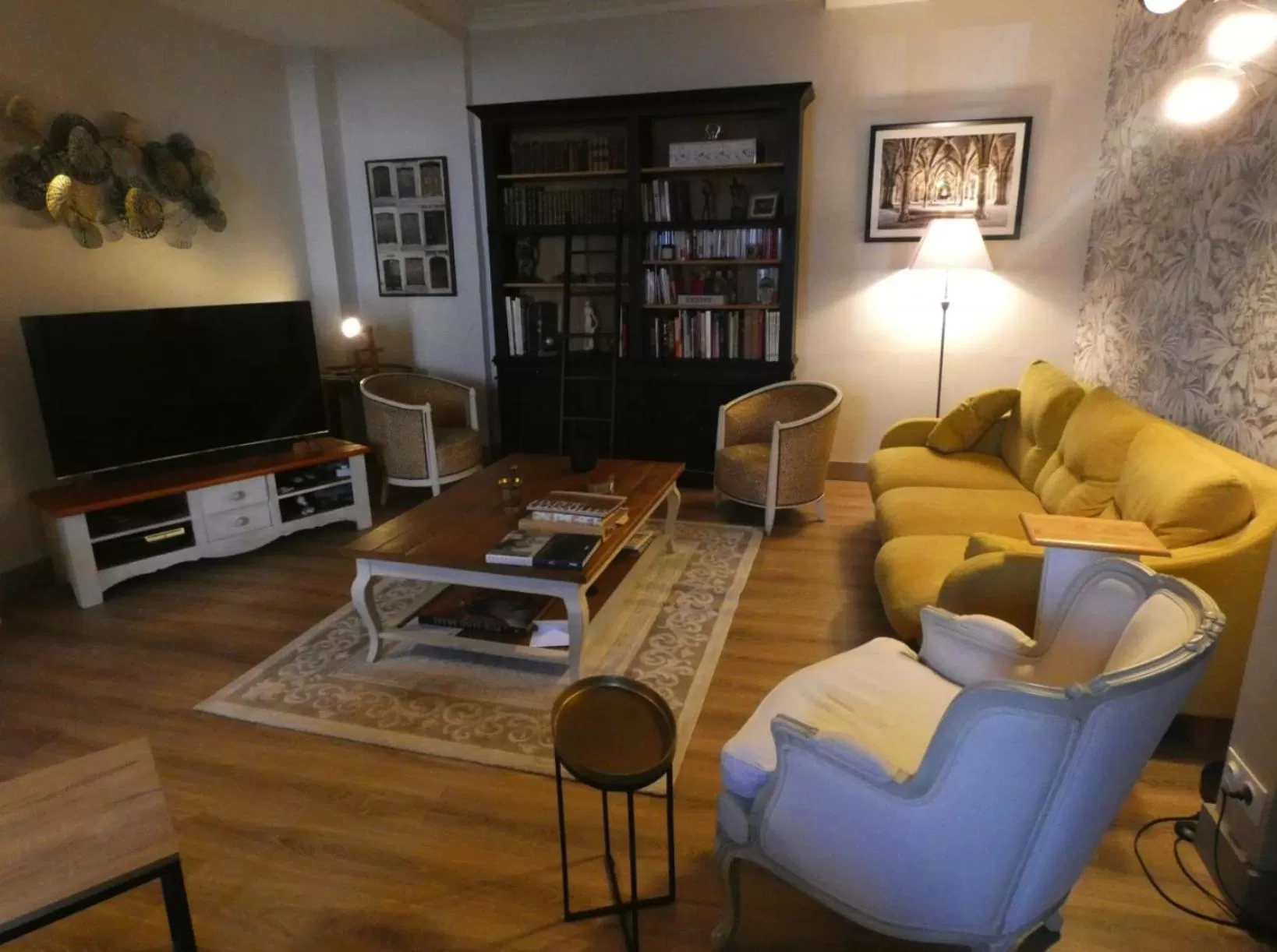 Communal lounge/ TV room in La Maison Florence