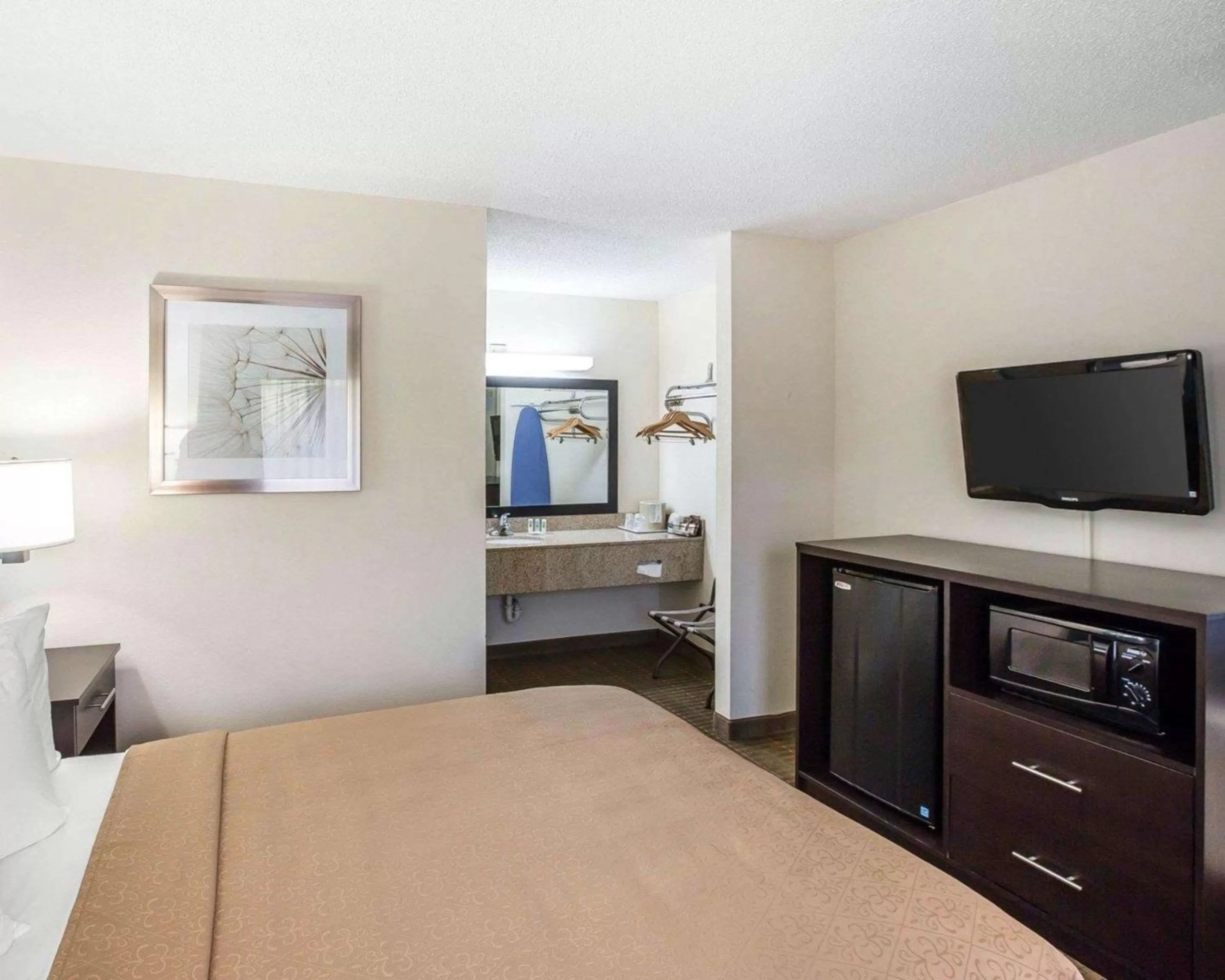 Photo of the whole room, Bed in Quality Inn Macon West