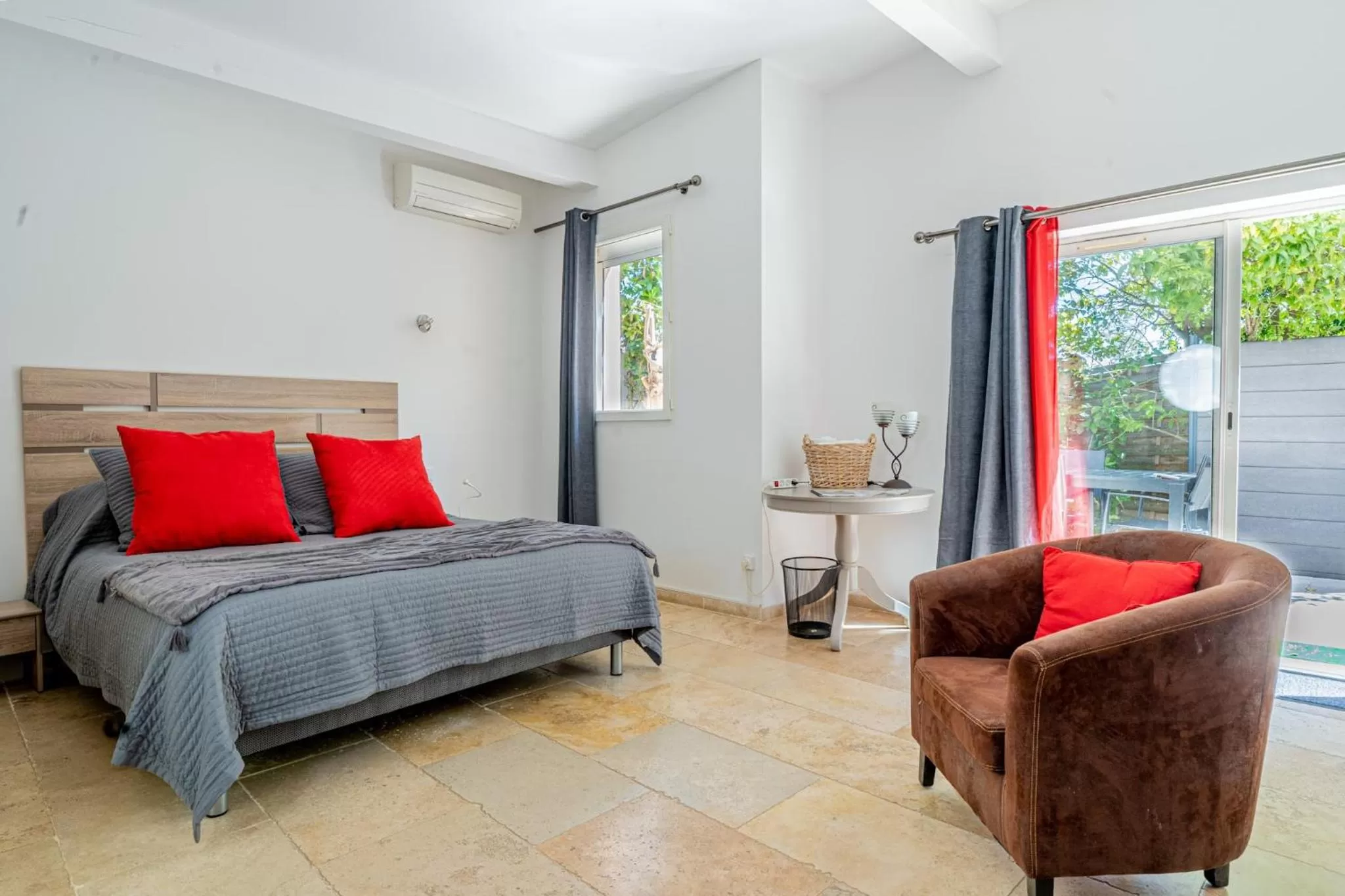 Property building, Bed in Domaine de l'Aufrene