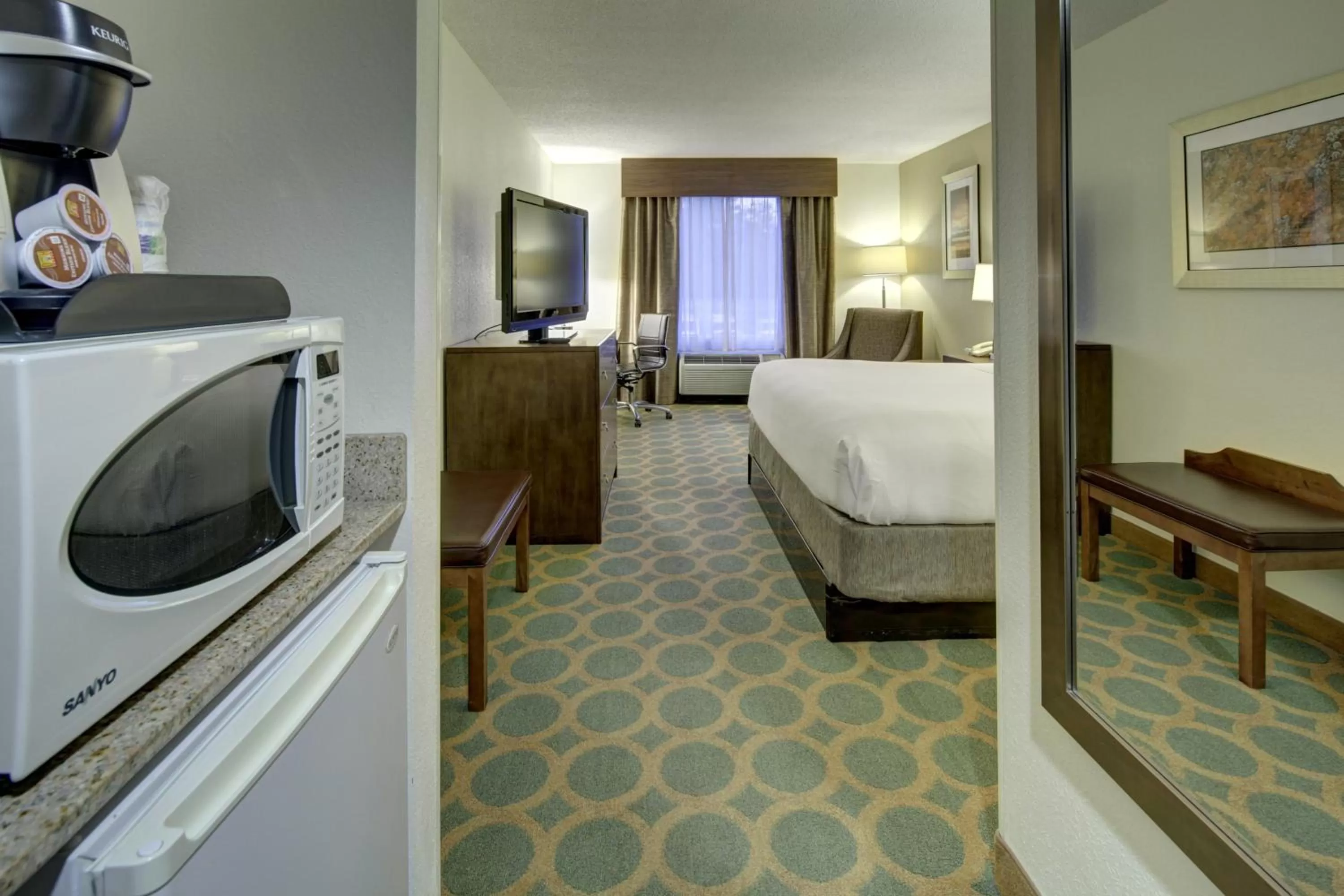 Photo of the whole room, Bed in Holiday Inn Express Hotel & Suites Emporia by IHG