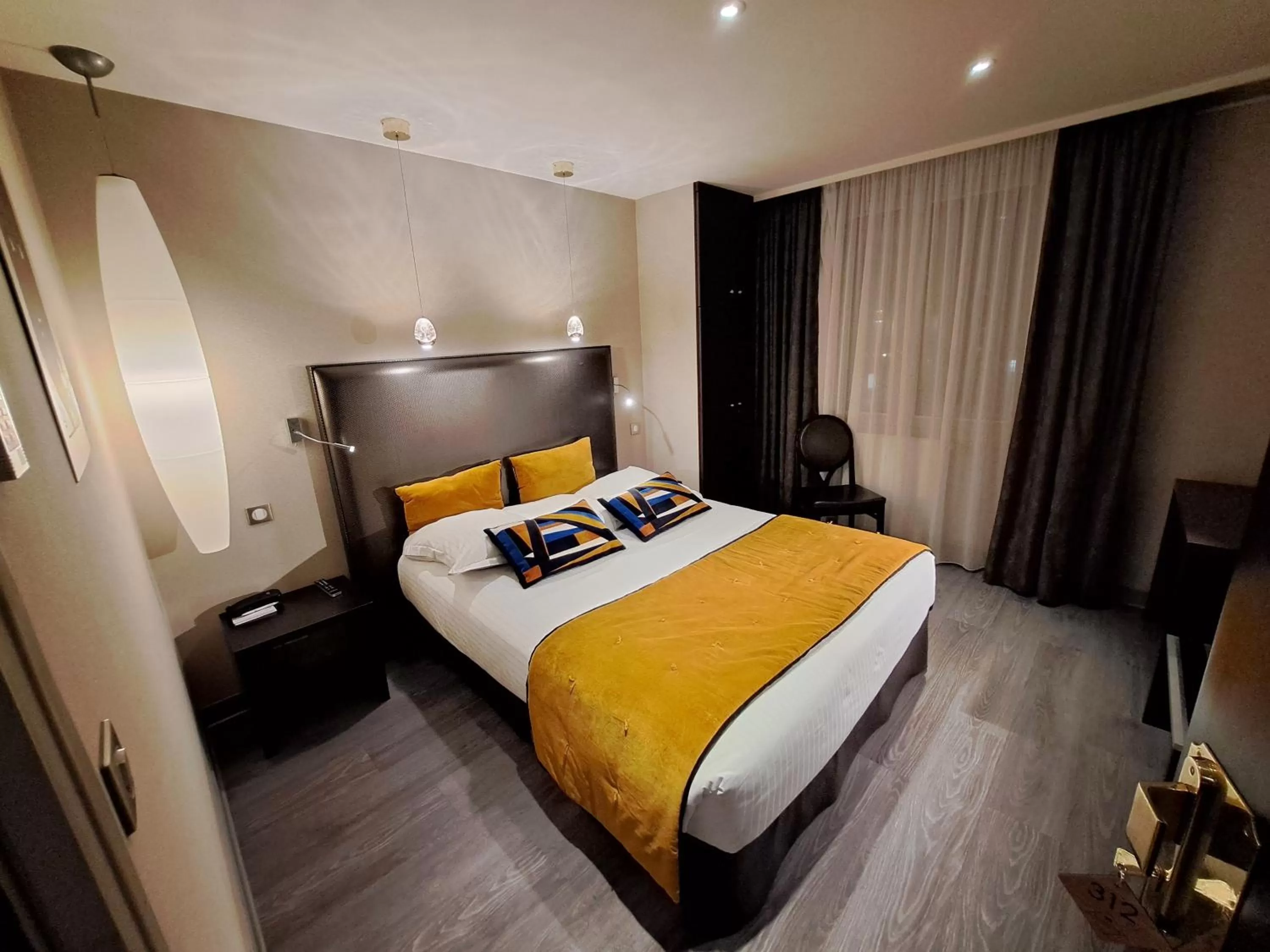 Photo of the whole room, Bed in Hôtel des Princes, Chambéry Centre