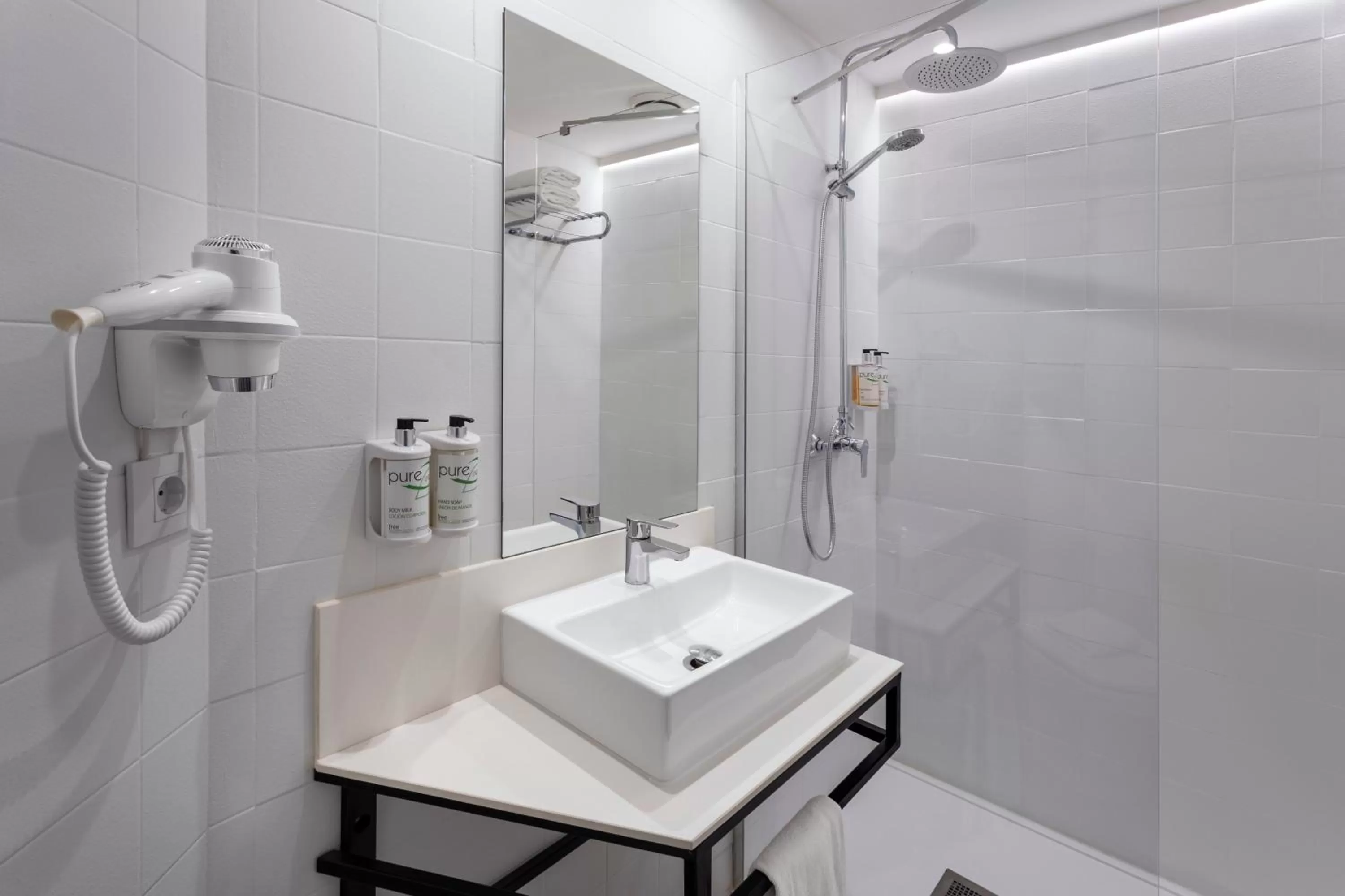 Bathroom in B&B HOTEL Figueres