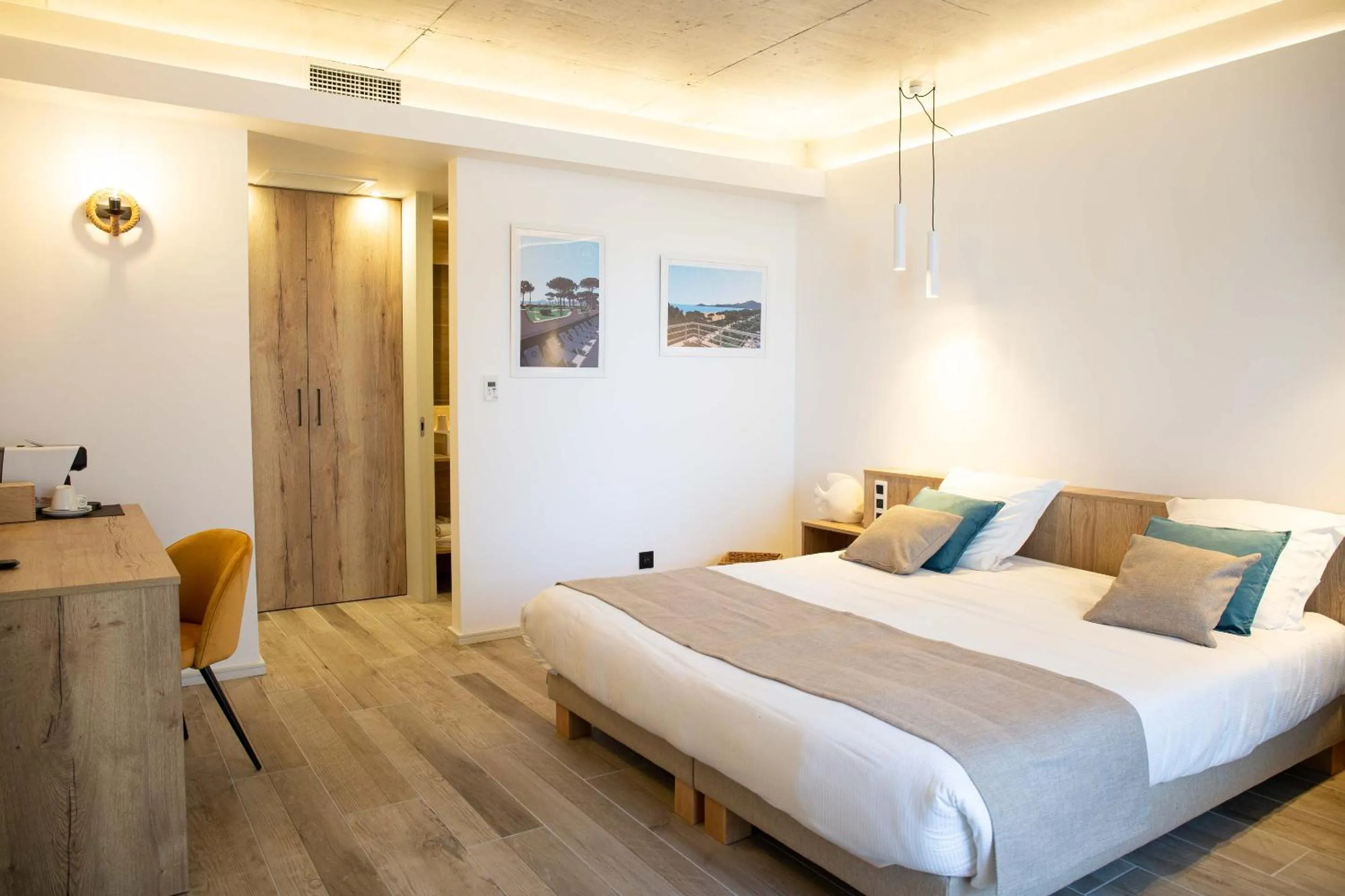 Photo of the whole room, Bed in Grand Hôtel Du Lido