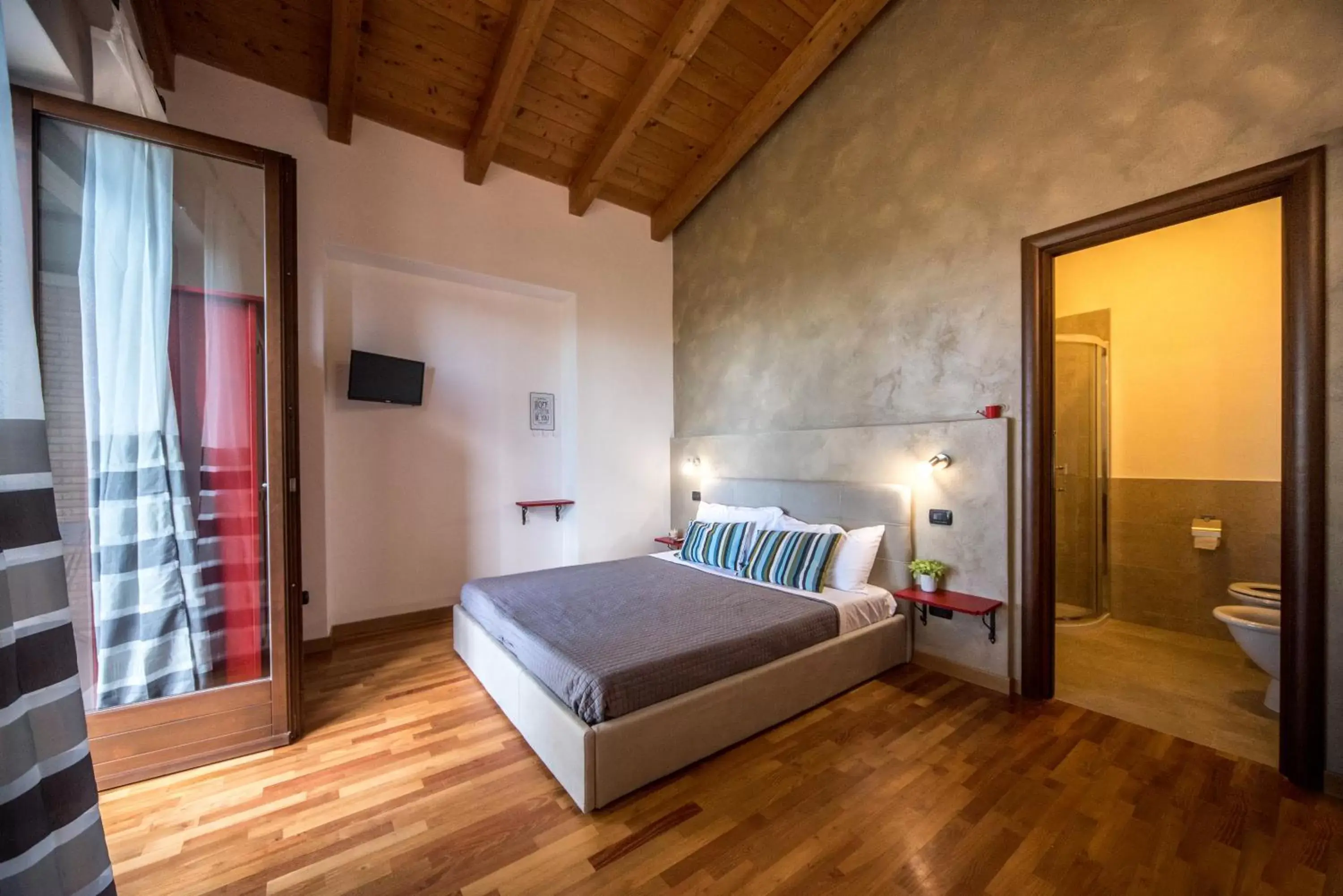 Superior Double Room with Lake View in B&B Al Sentiero Superior Double Room with Lake View in B&B Al Sentiero