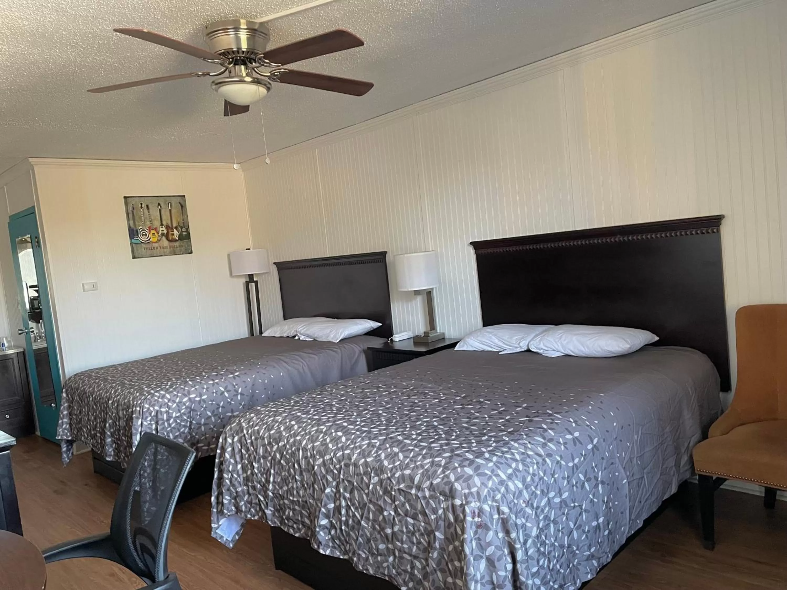 Photo of the whole room, Bed in Rodeway inn- Nashville airport - Downtown - Mexican Restaurant on site