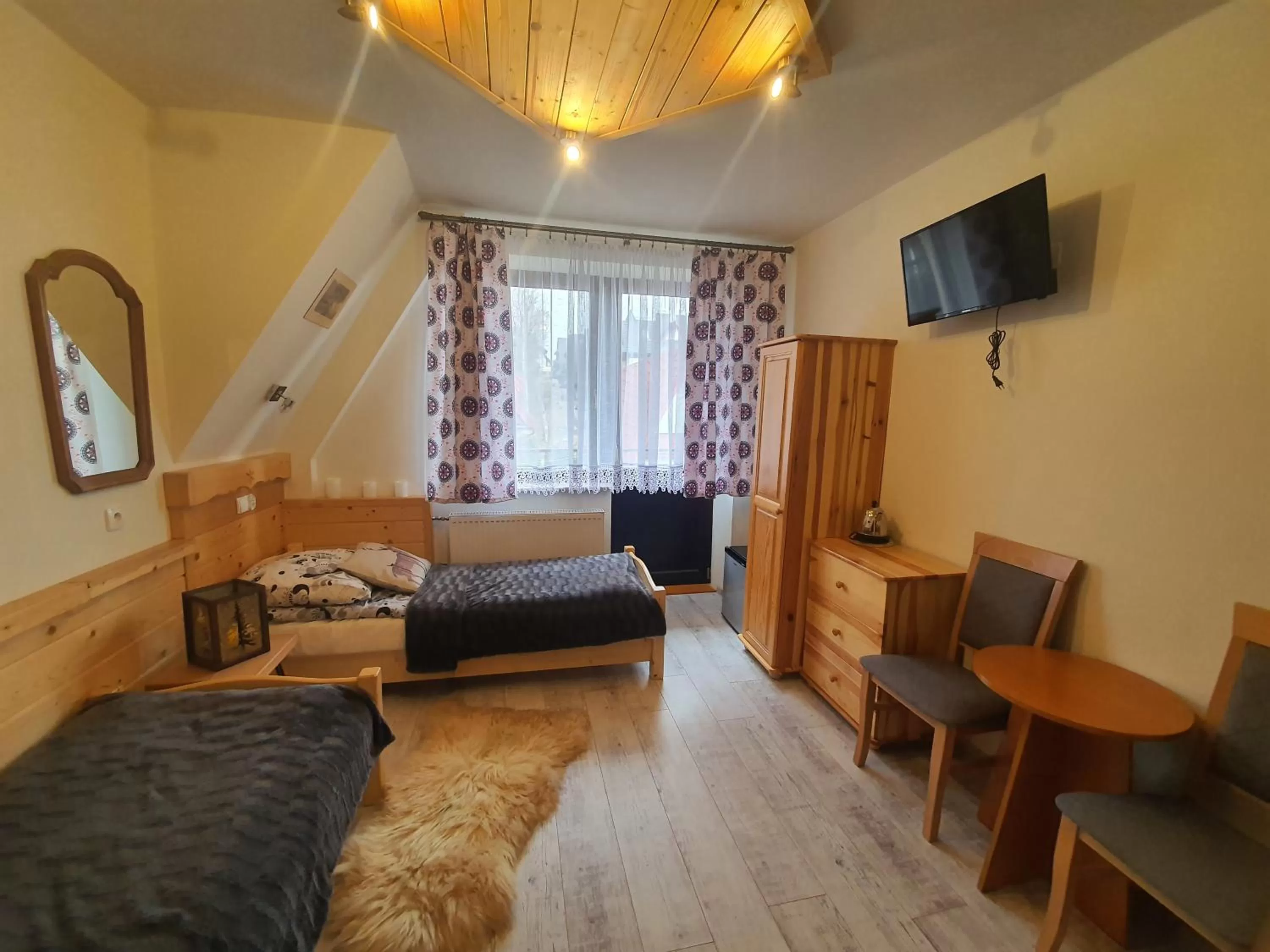 Bed, TV/Entertainment Center in Willa 14