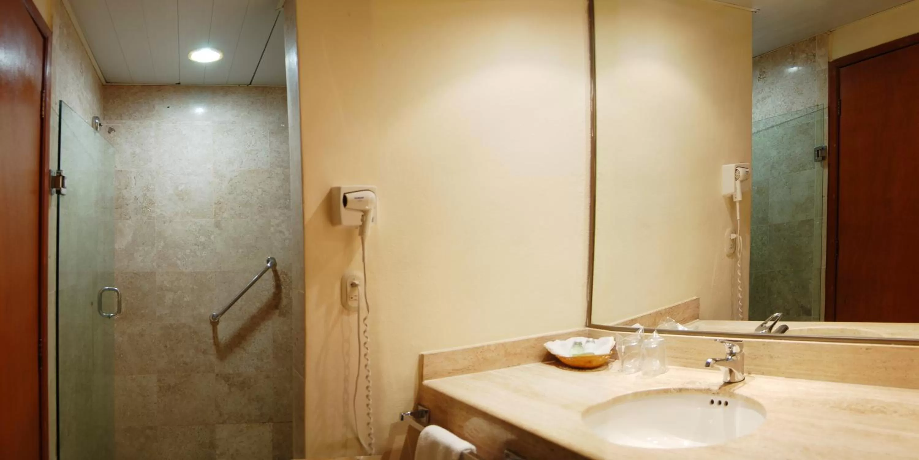 Toilet in Hotel Los Itzaes by 5th av