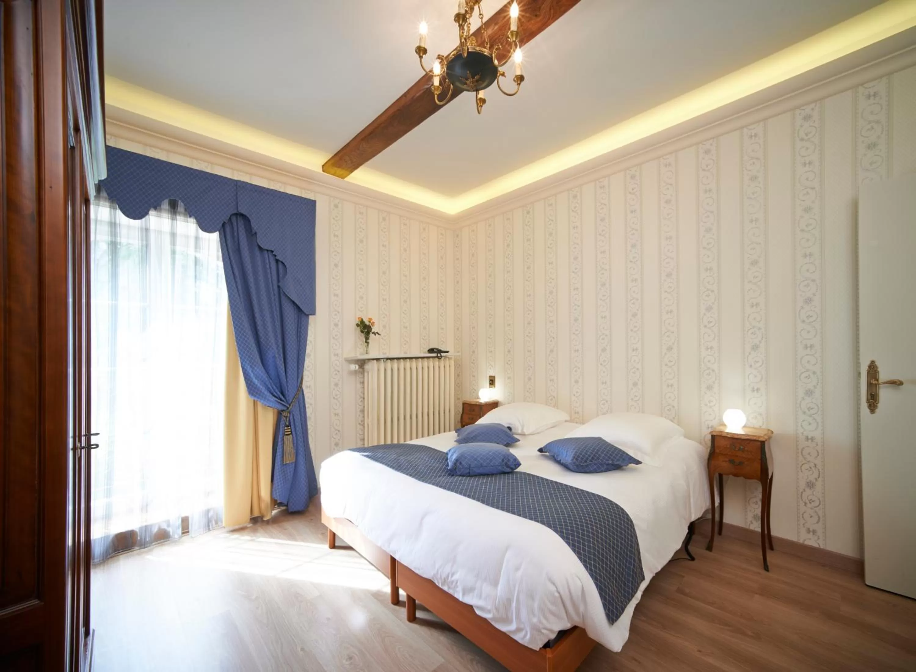 Photo of the whole room, Bed in Château de la Richerie - proche Puy du Fou